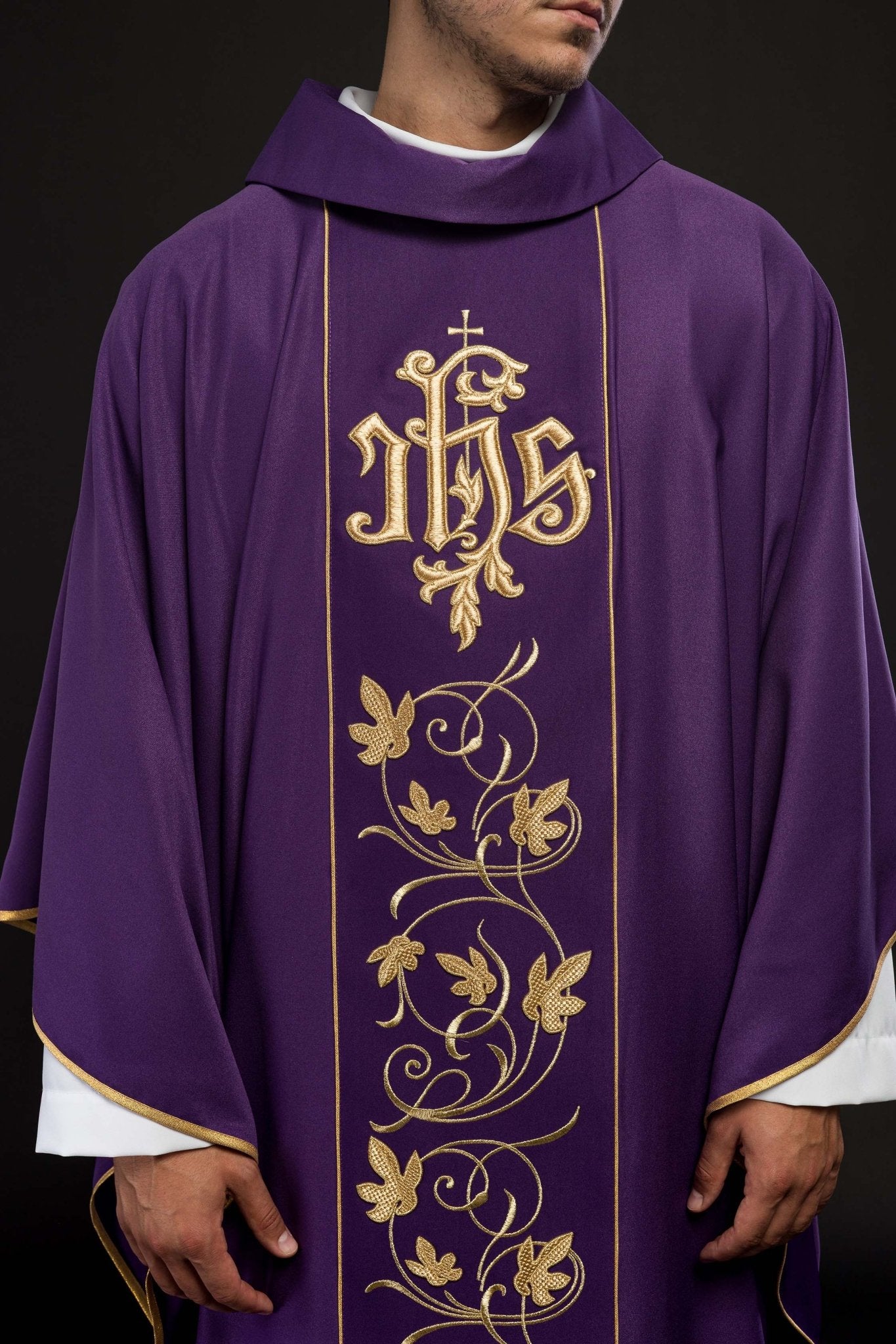Casulla litúrgica morada con cinturón ricamente decorado con motivos florales e IHS S-7051-03-53 - CASULLAS.ES