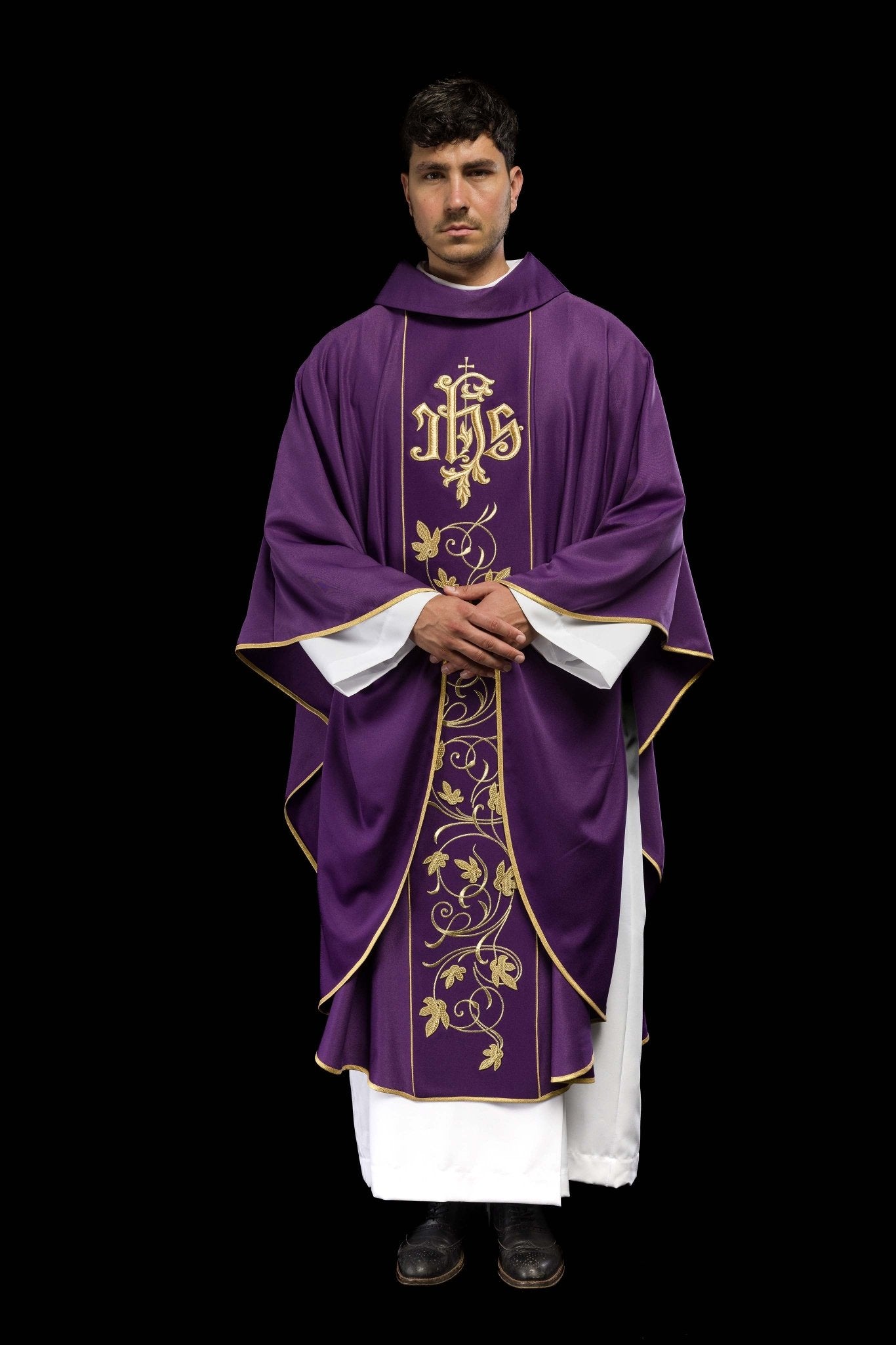 Casulla litúrgica morada con cinturón ricamente decorado con motivos florales e IHS S-7051-03-53 - CASULLAS.ES