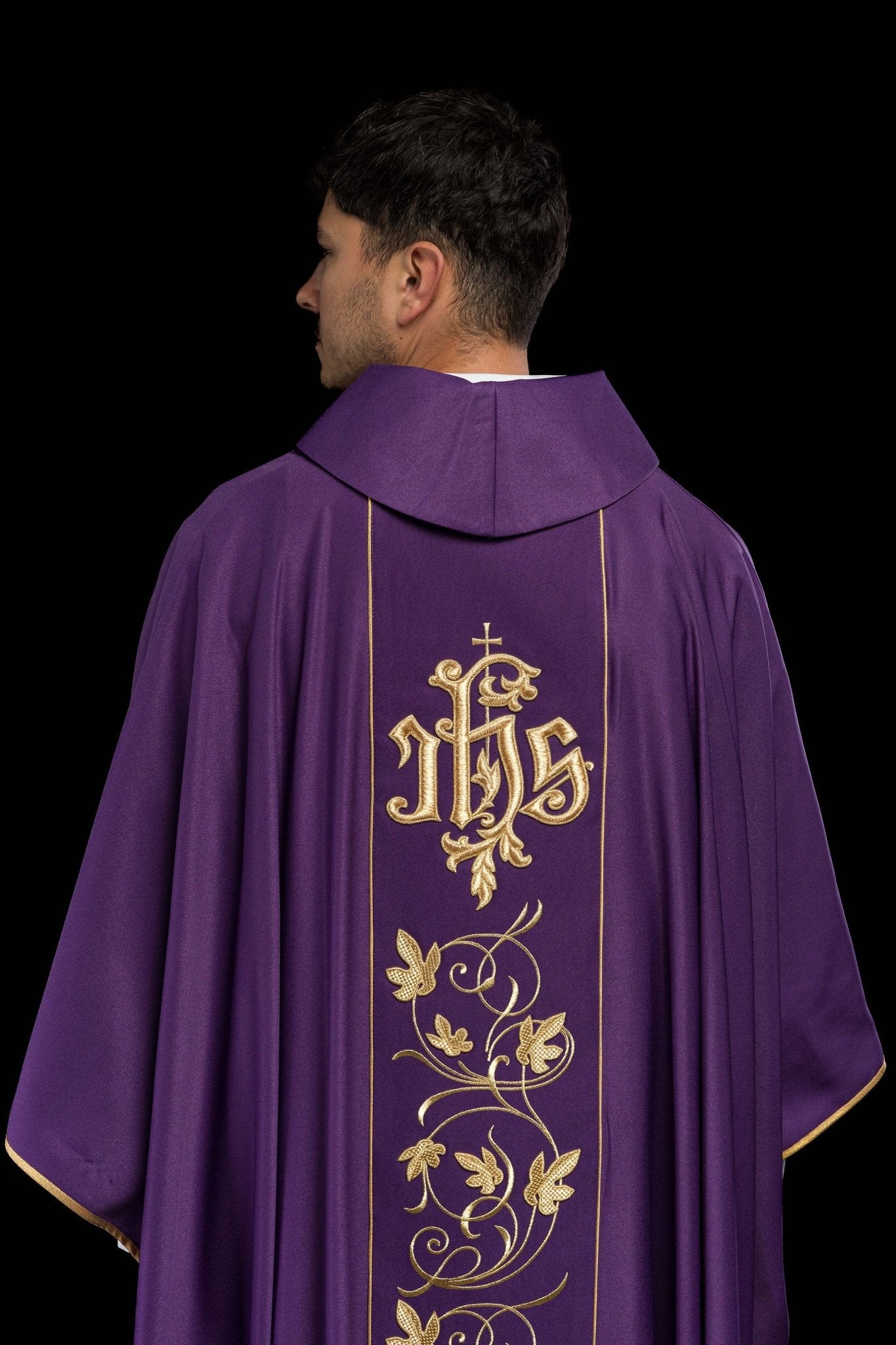Casulla litúrgica morada con cinturón ricamente decorado con motivos florales e IHS S-7051-03-53 - CASULLAS.ES