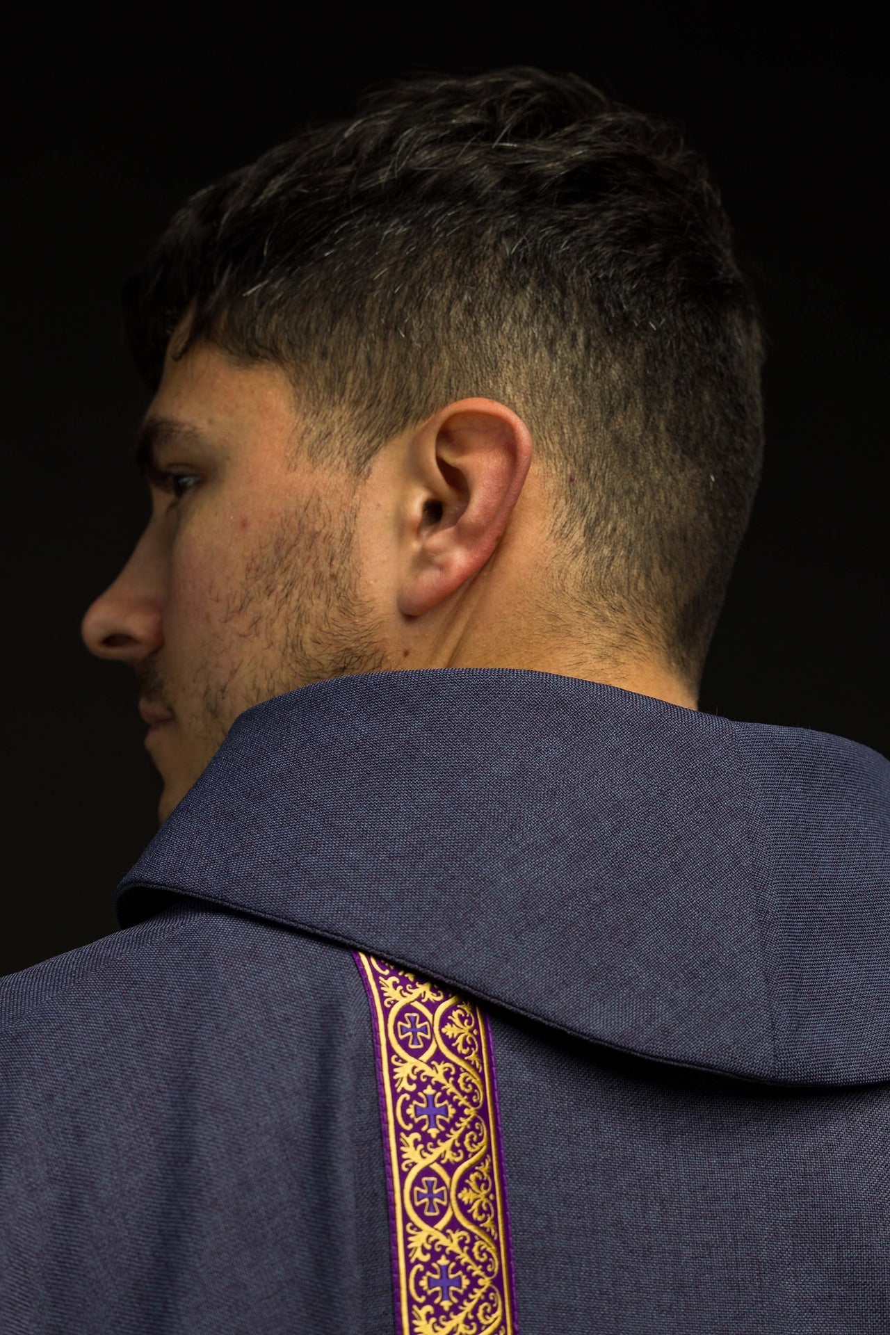 Casulla litúrgica morada con cruz bordada y bandas de jacquard KOR/975/03/70 - CASULLAS.ES