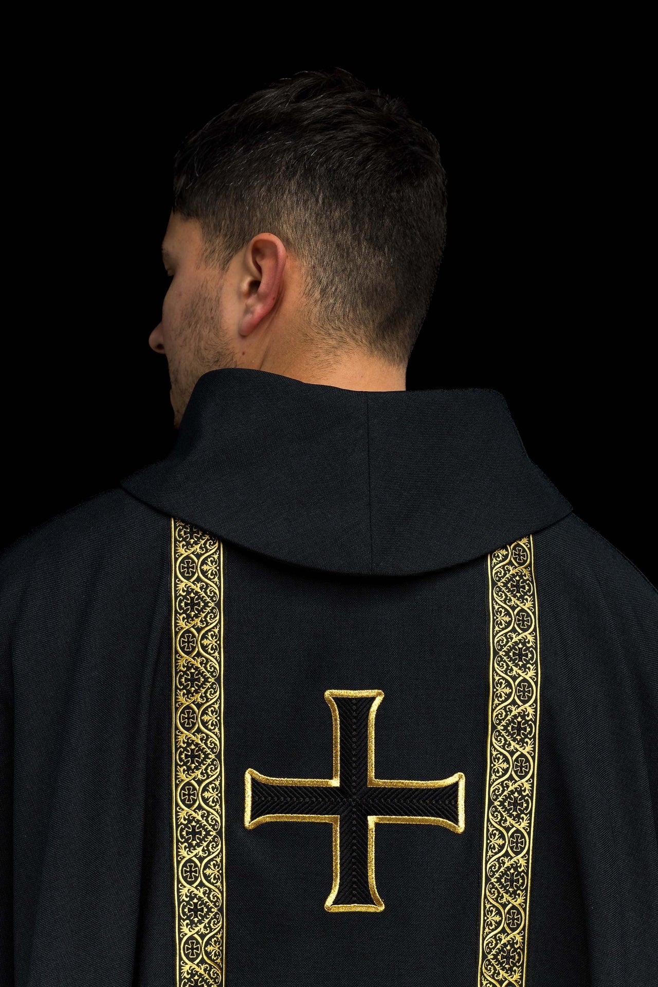 Casulla litúrgica negra con cruz bordada y bandas de jacquard KOR/975/07/70 - CASULLAS.ES