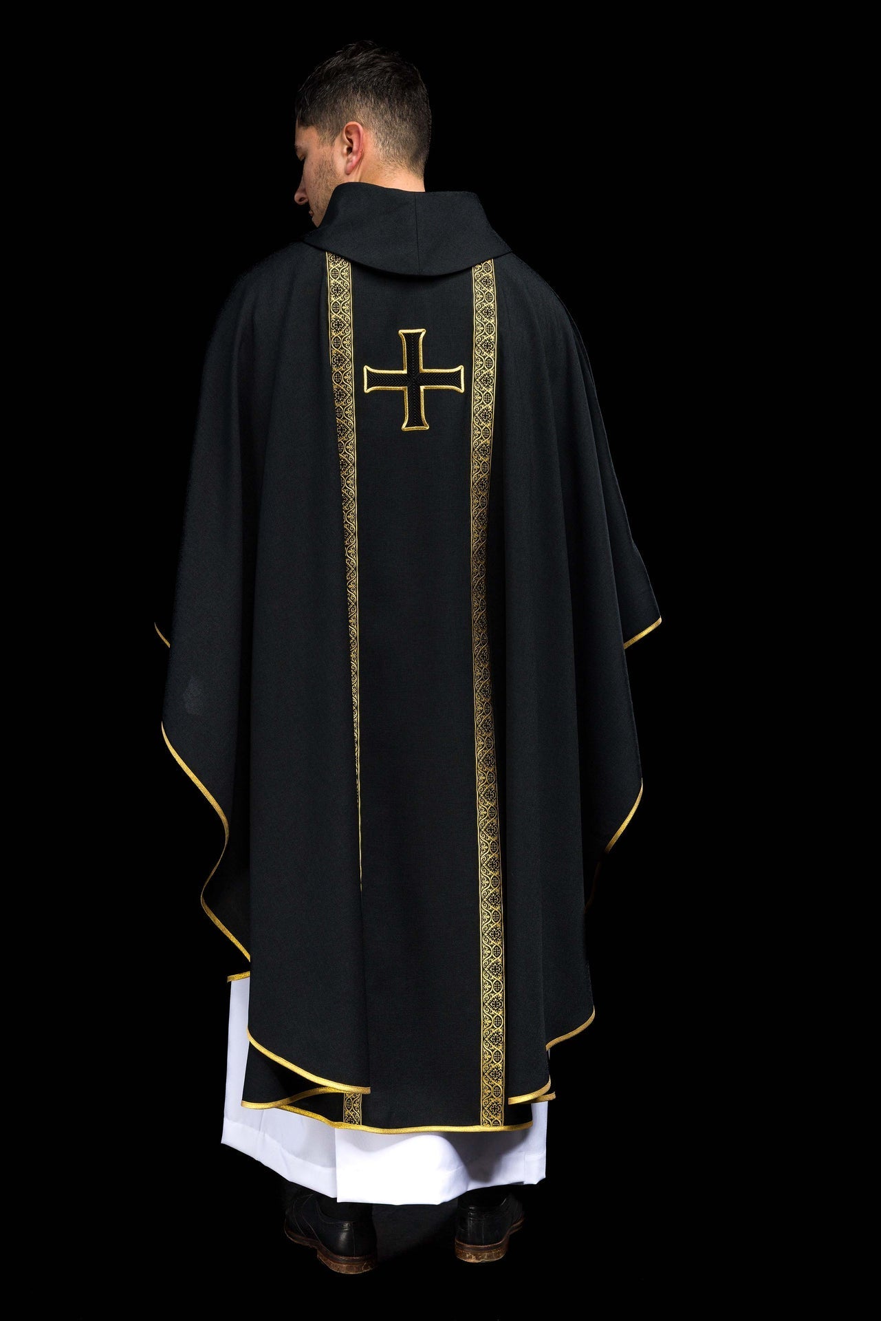 Casulla litúrgica negra con cruz bordada y bandas de jacquard KOR/975/07/70 - CASULLAS.ES