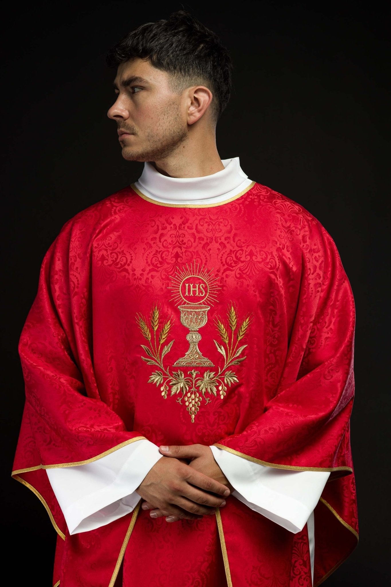 Casulla litúrgica roja con bordado de cáliz y hostia en tejido jacquard KOA/002/02/98 - CASULLAS.ES