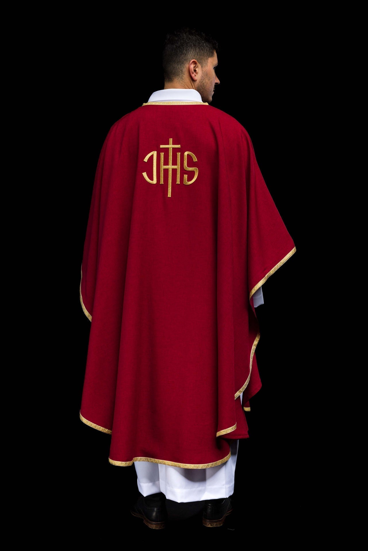 Casulla litúrgica roja con bordado dorado IHS KOA/001/02/70 - CASULLAS.ES