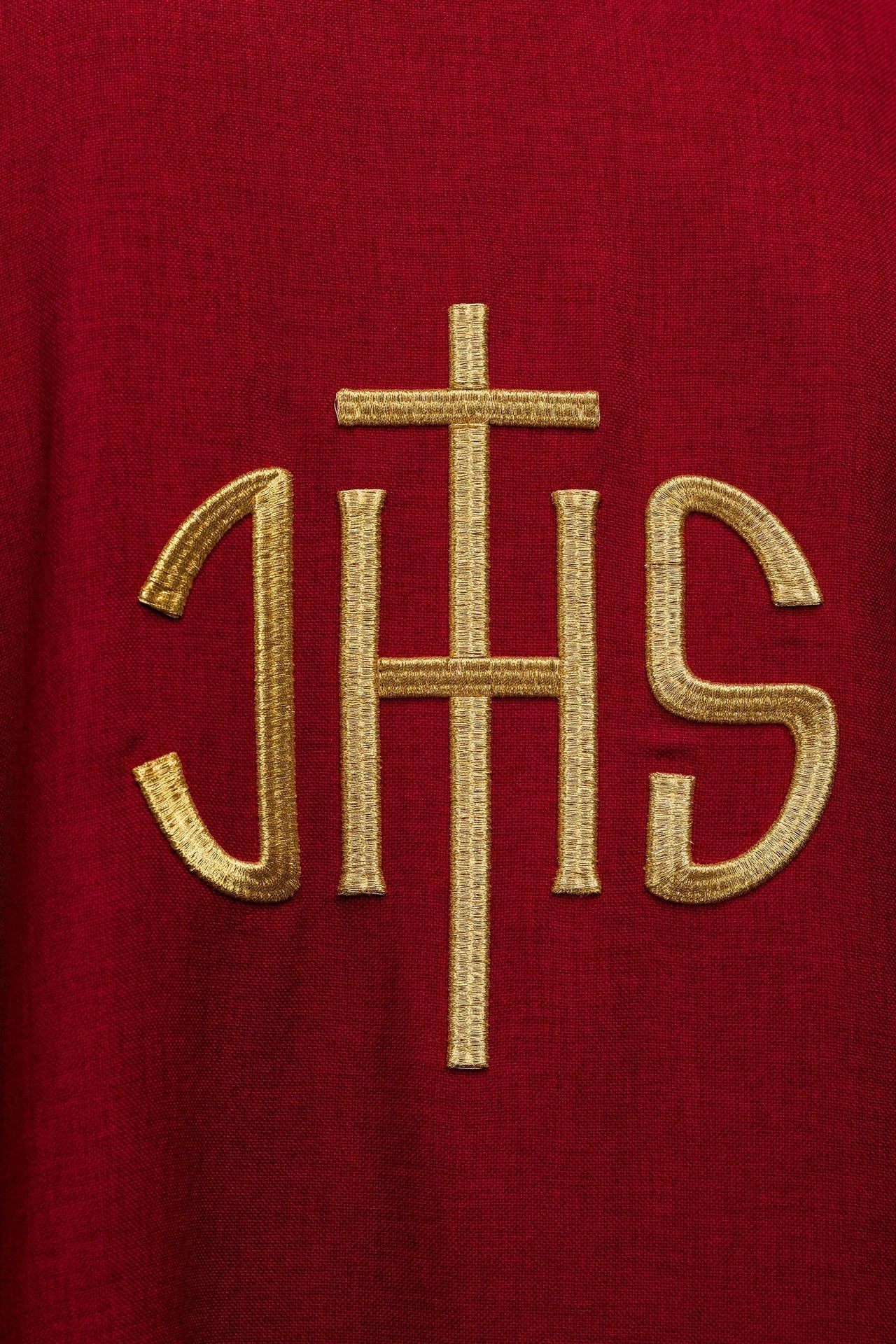 Casulla litúrgica roja con bordado dorado IHS KOA/001/02/70 - CASULLAS.ES