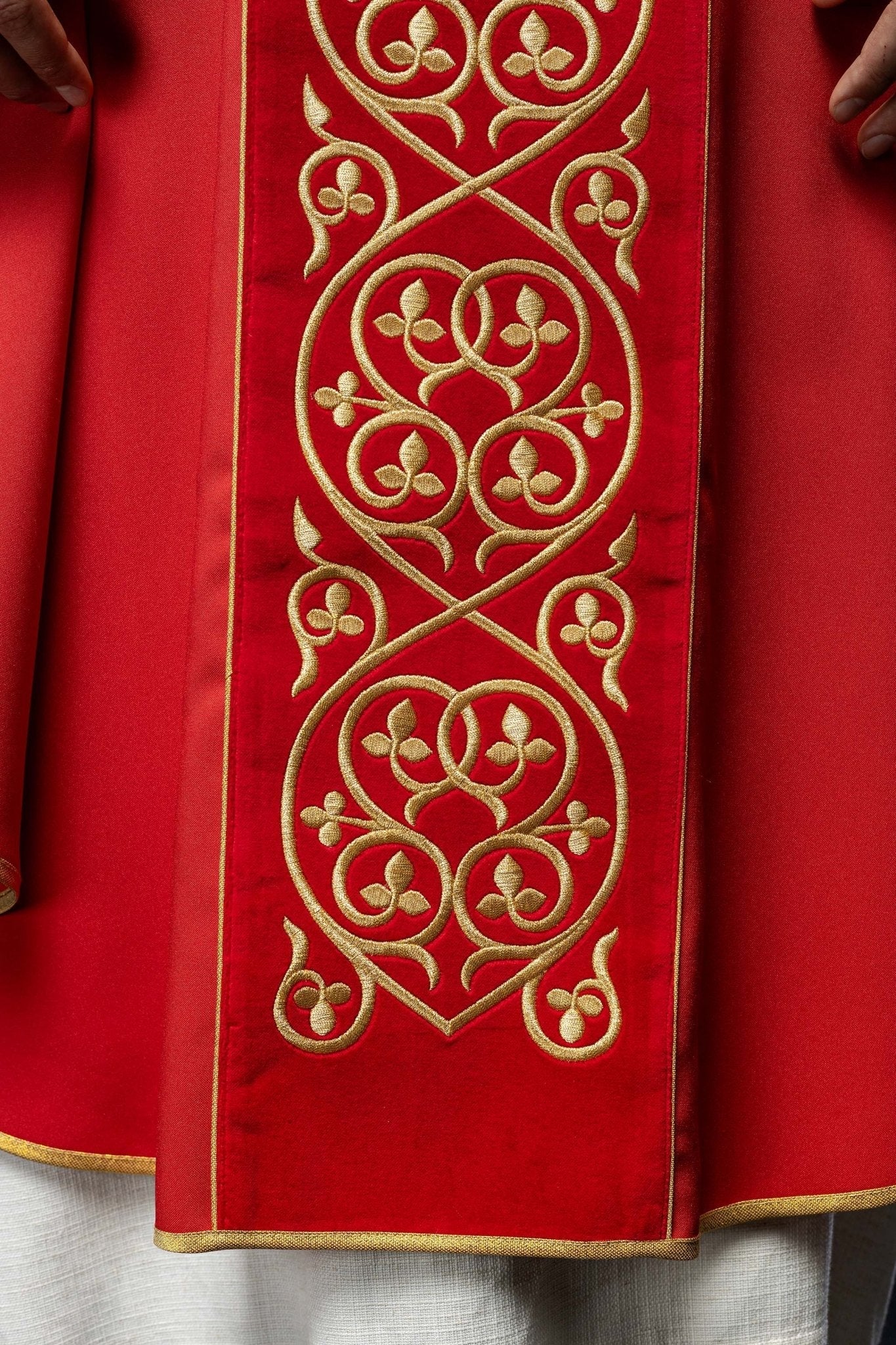 Casulla litúrgica roja con bordado en terciopelo KOR/169/02 - CASULLAS.ES