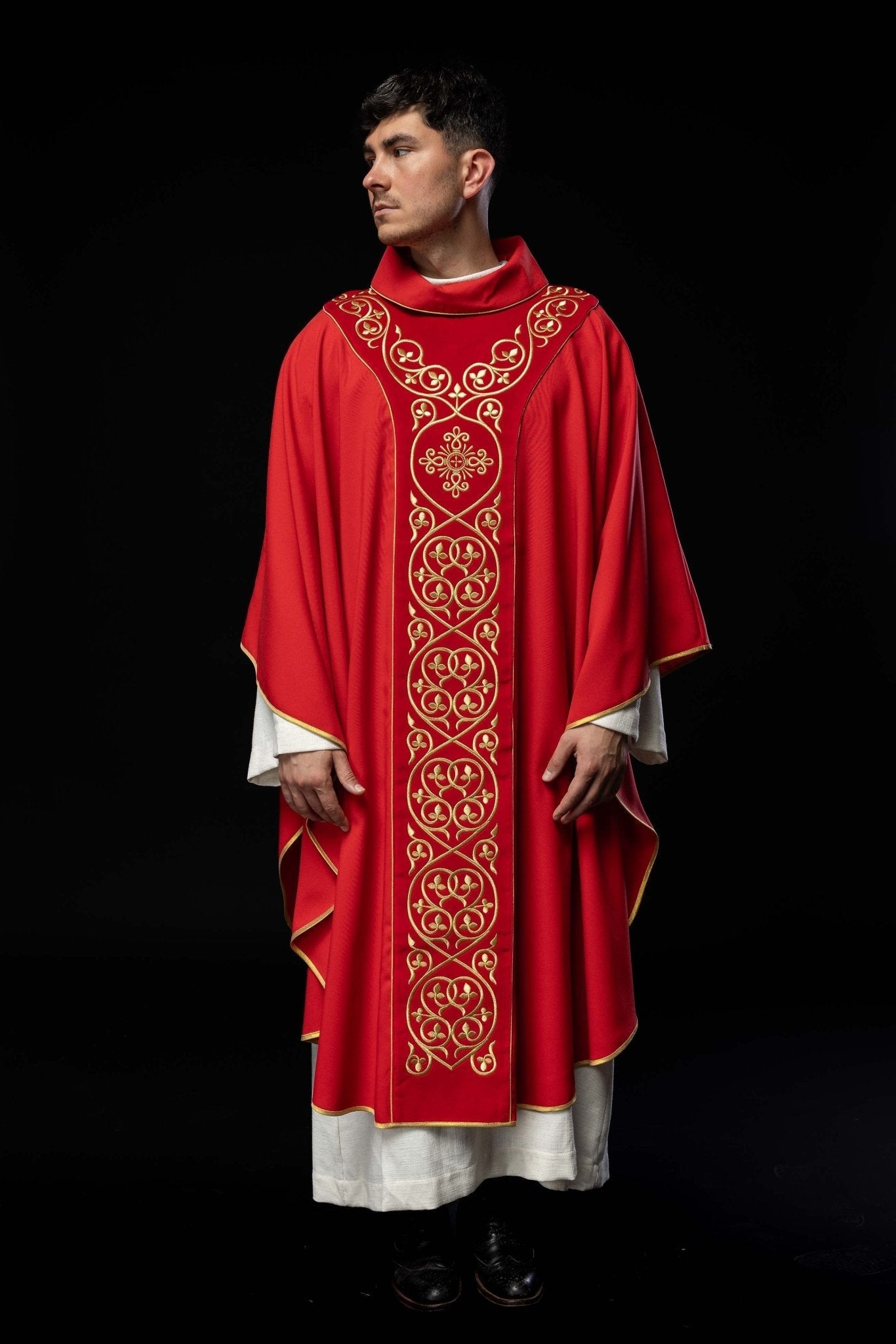 Casulla litúrgica roja con bordado en terciopelo KOR/169/02 - CASULLAS.ES