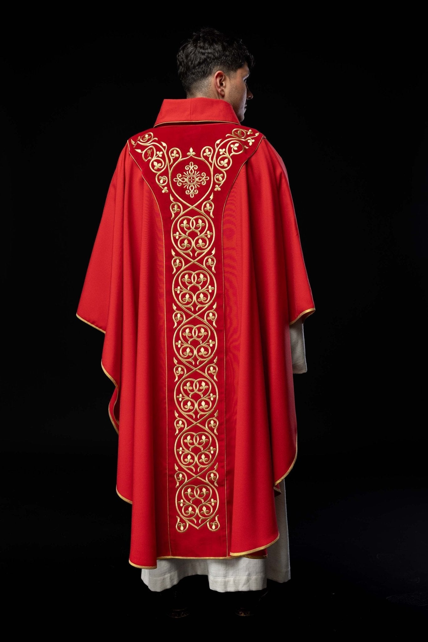 Casulla litúrgica roja con bordado en terciopelo KOR/169/02 - CASULLAS.ES