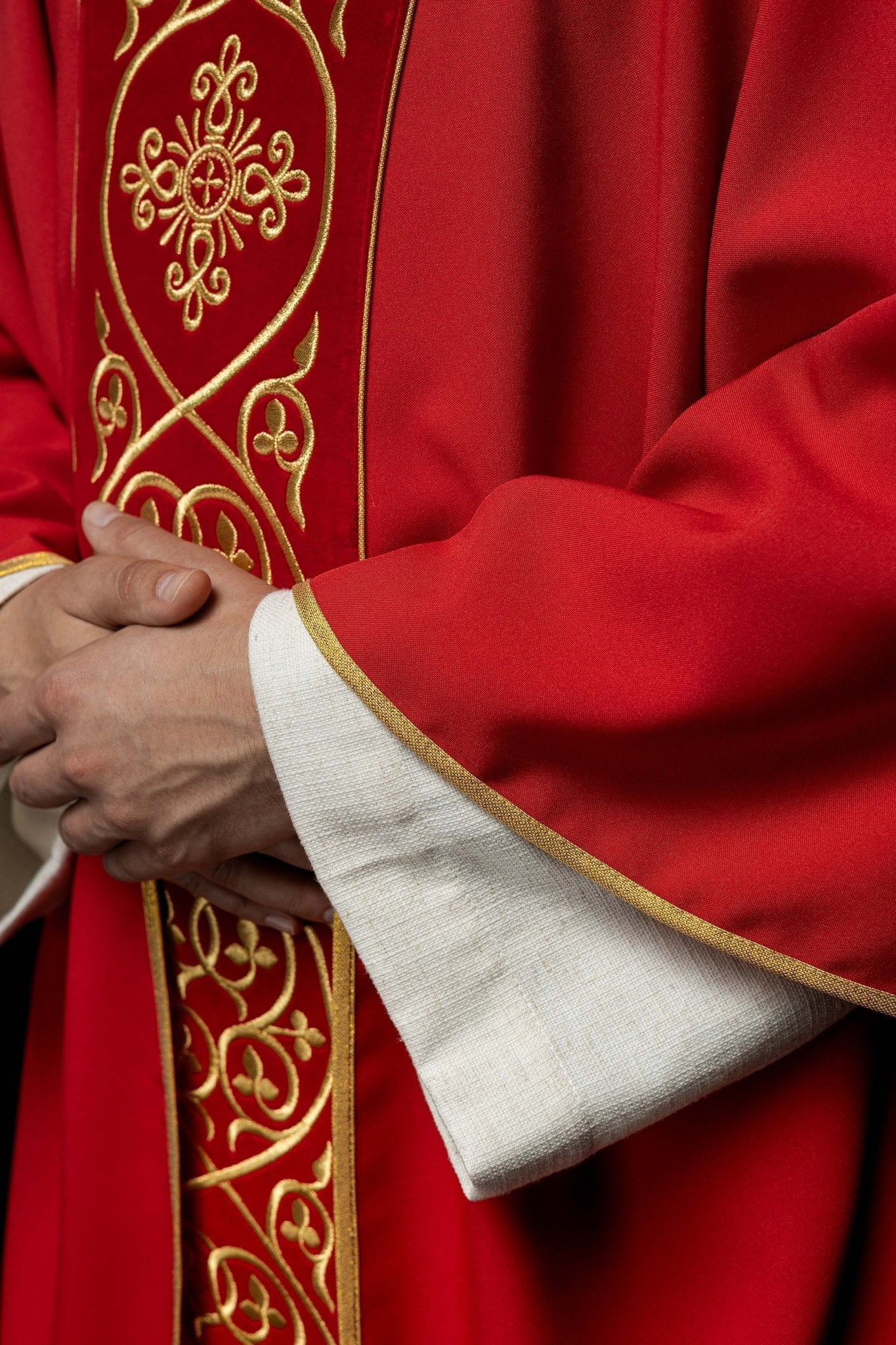 Casulla litúrgica roja con bordado en terciopelo KOR/169/02 - CASULLAS.ES