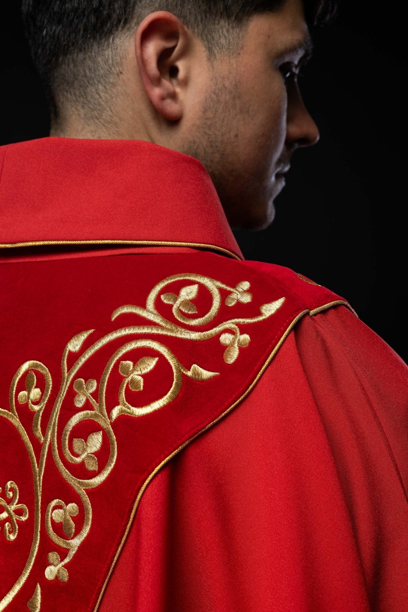 Casulla litúrgica roja con bordado en terciopelo KOR/169/02 - CASULLAS.ES