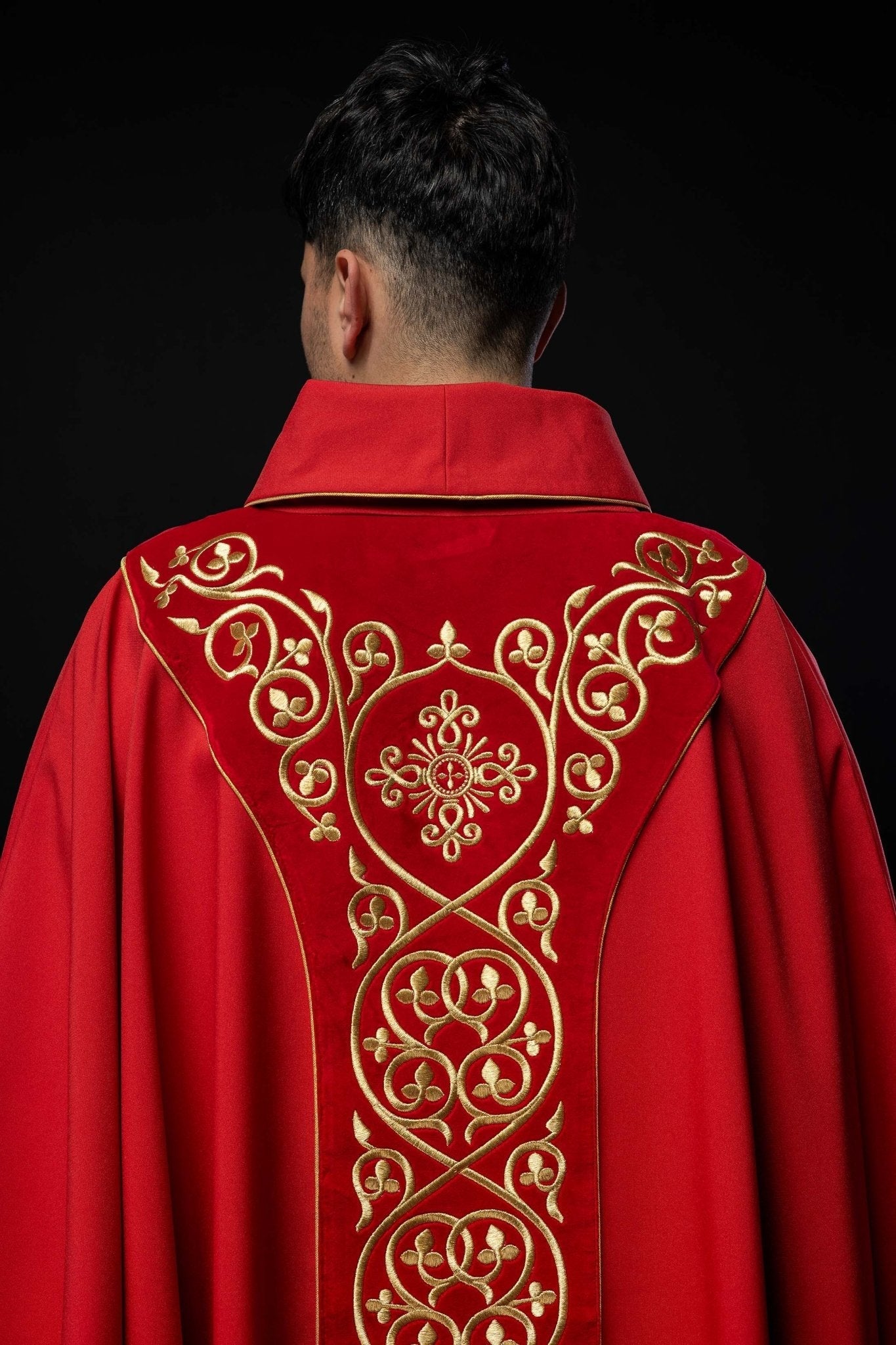 Casulla litúrgica roja con bordado en terciopelo KOR/169/02 - CASULLAS.ES
