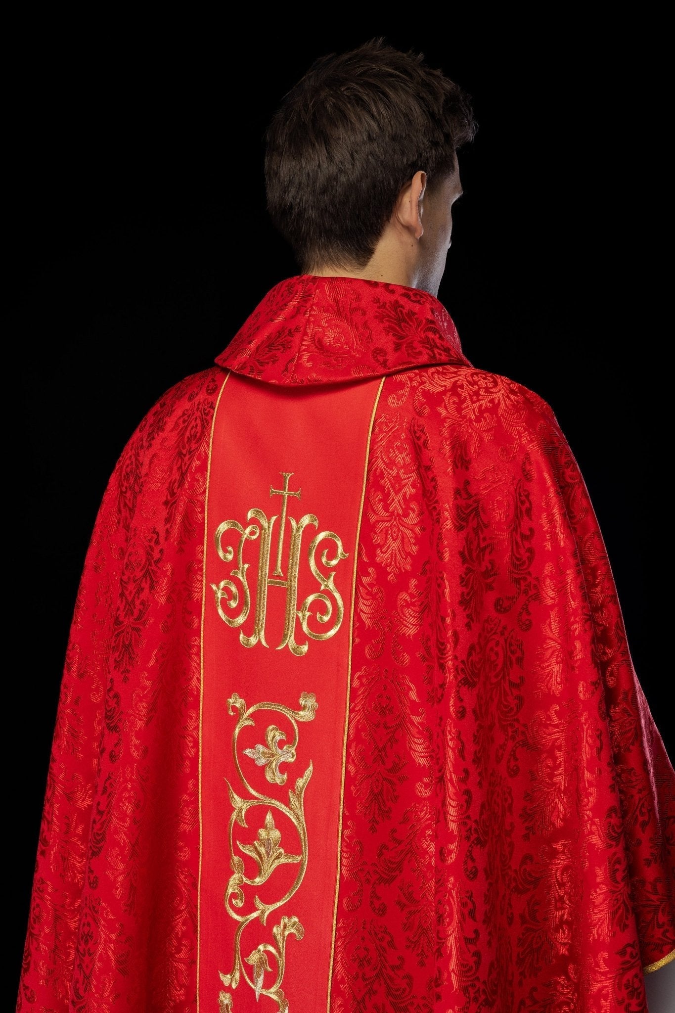 Casulla litúrgica roja con cinturón IHS ricamente decorado S - 7059 - 02 - 67 - CASULLAS.ES