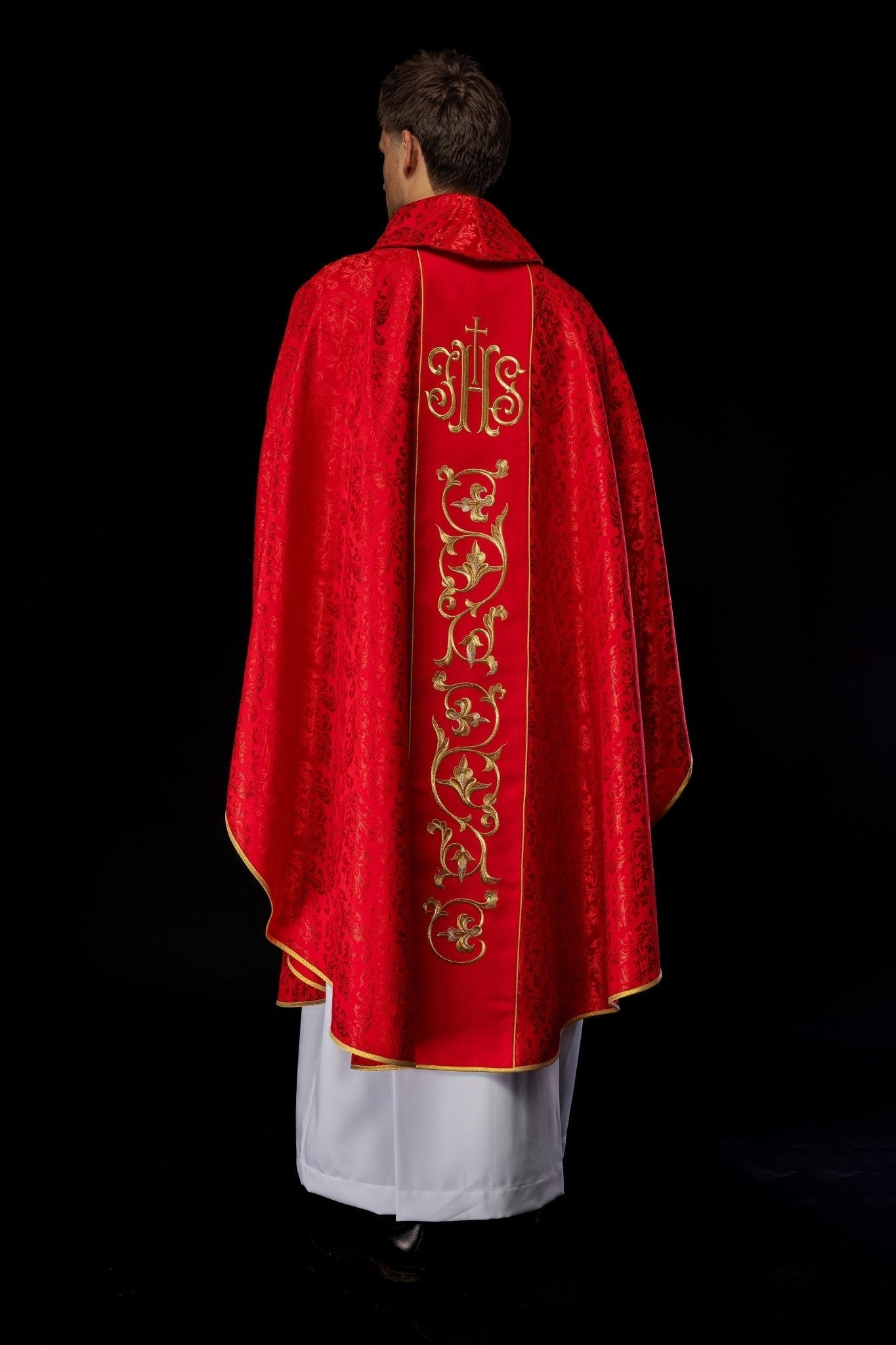 Casulla litúrgica roja con cinturón IHS ricamente decorado S - 7059 - 02 - 67 - CASULLAS.ES