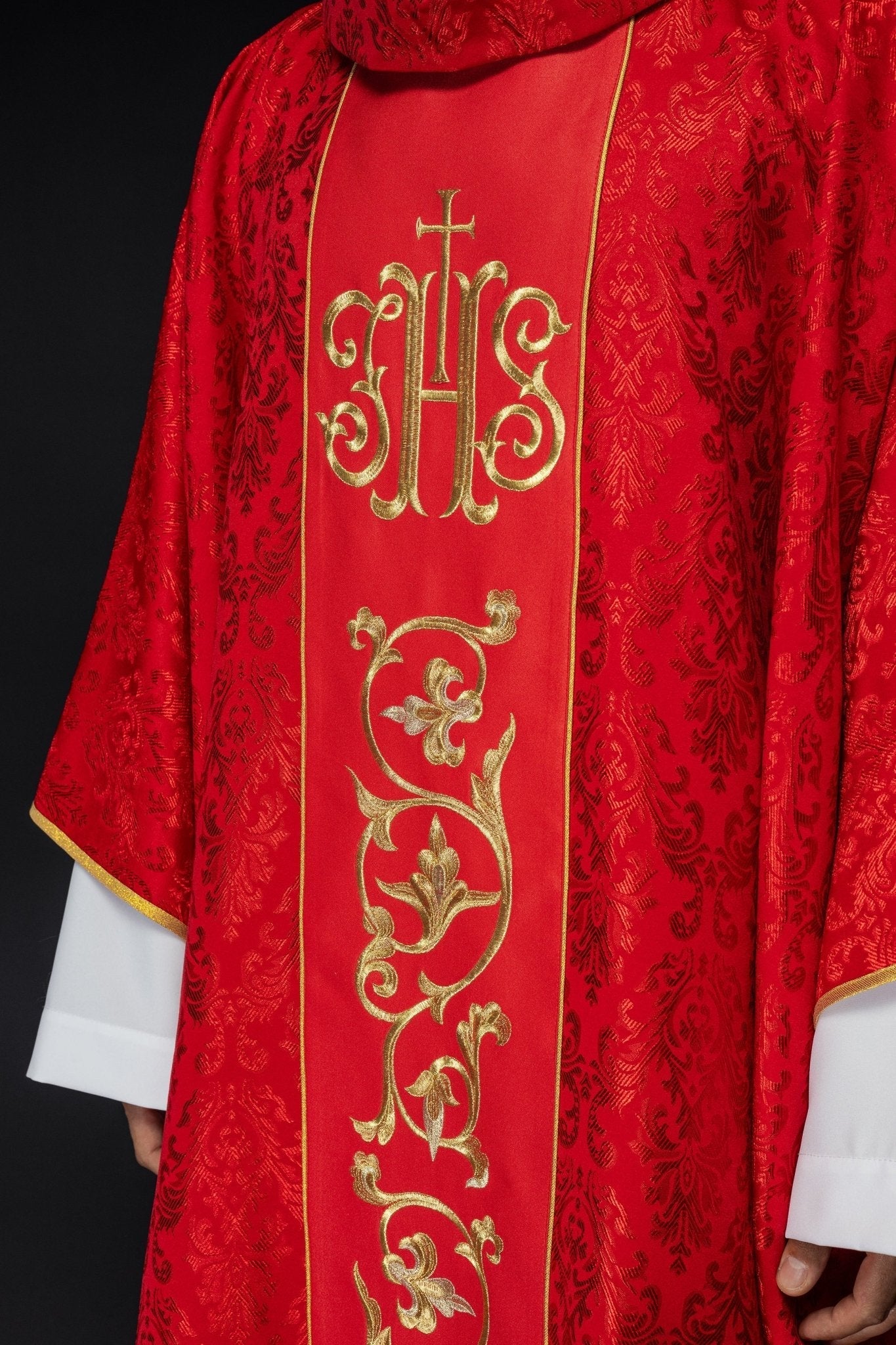 Casulla litúrgica roja con cinturón IHS ricamente decorado S - 7059 - 02 - 67 - CASULLAS.ES