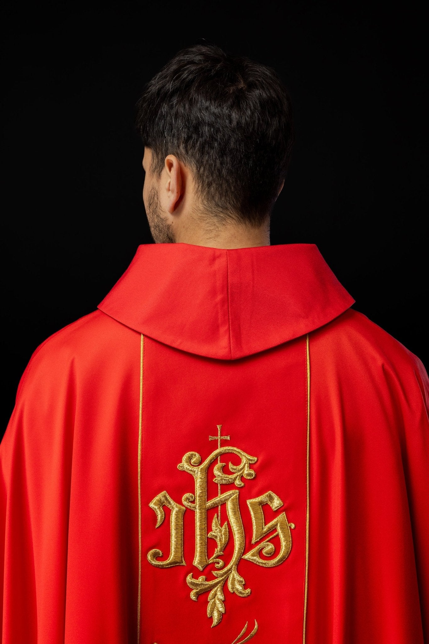 Casulla litúrgica roja con cinturón ricamente decorado con motivos florales e IHS S - 7051 - 02 - 53 - CASULLAS.ES