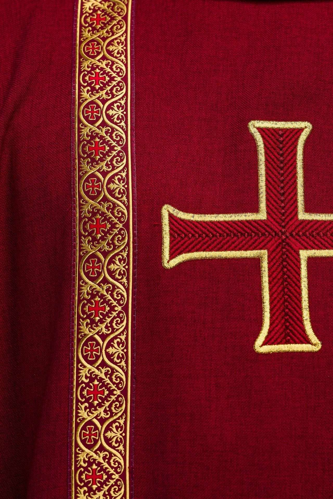 Casulla litúrgica roja con cruz bordada y bandas de jacquard KOR/975/02/70 - CASULLAS.ES