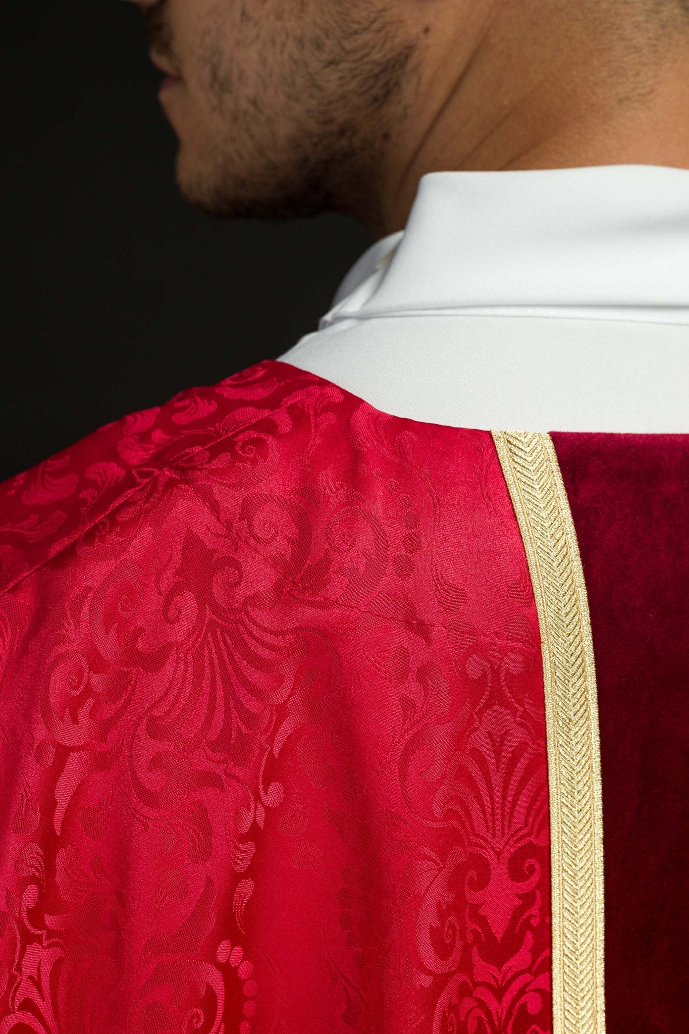 Casulla litúrgica roja con estola y bordado de cruz en tejido jacquard KOA/007/02/98 - CASULLAS.ES