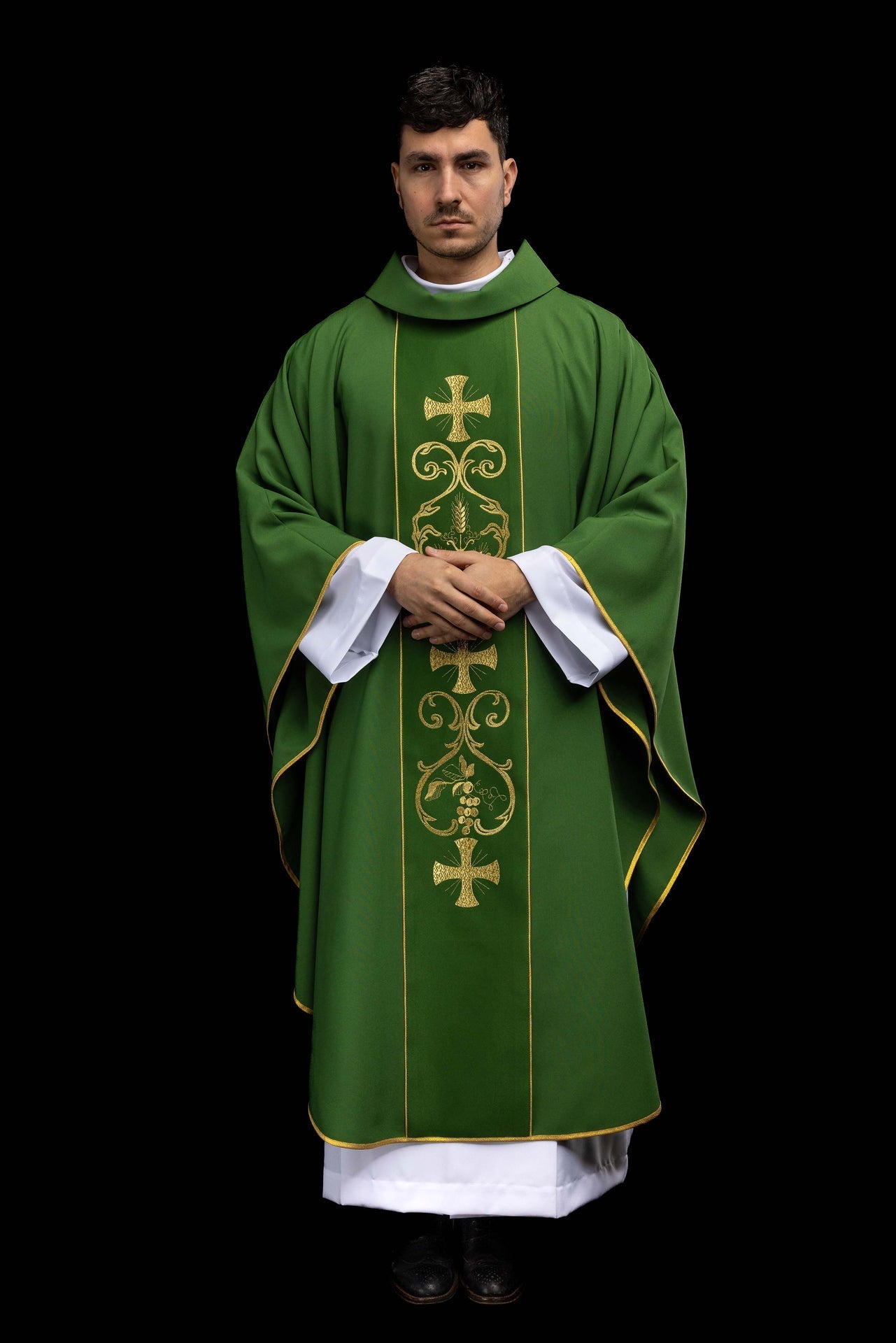Casulla litúrgica verde adornada con una banda bordada KOR/148/01/01 ZIELONY - CASULLAS.ES
