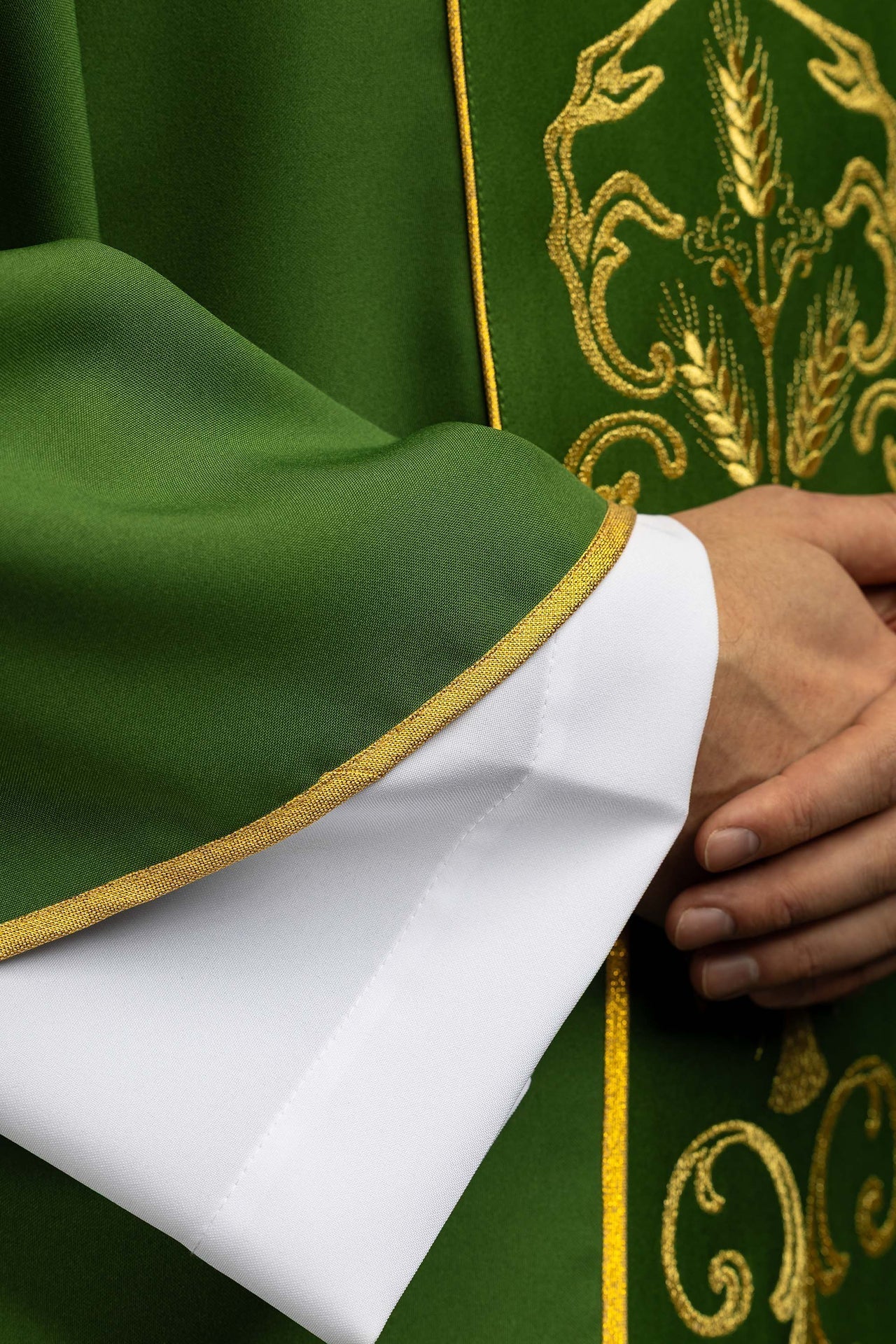 Casulla litúrgica verde adornada con una banda bordada KOR/148/01/01 ZIELONY - CASULLAS.ES