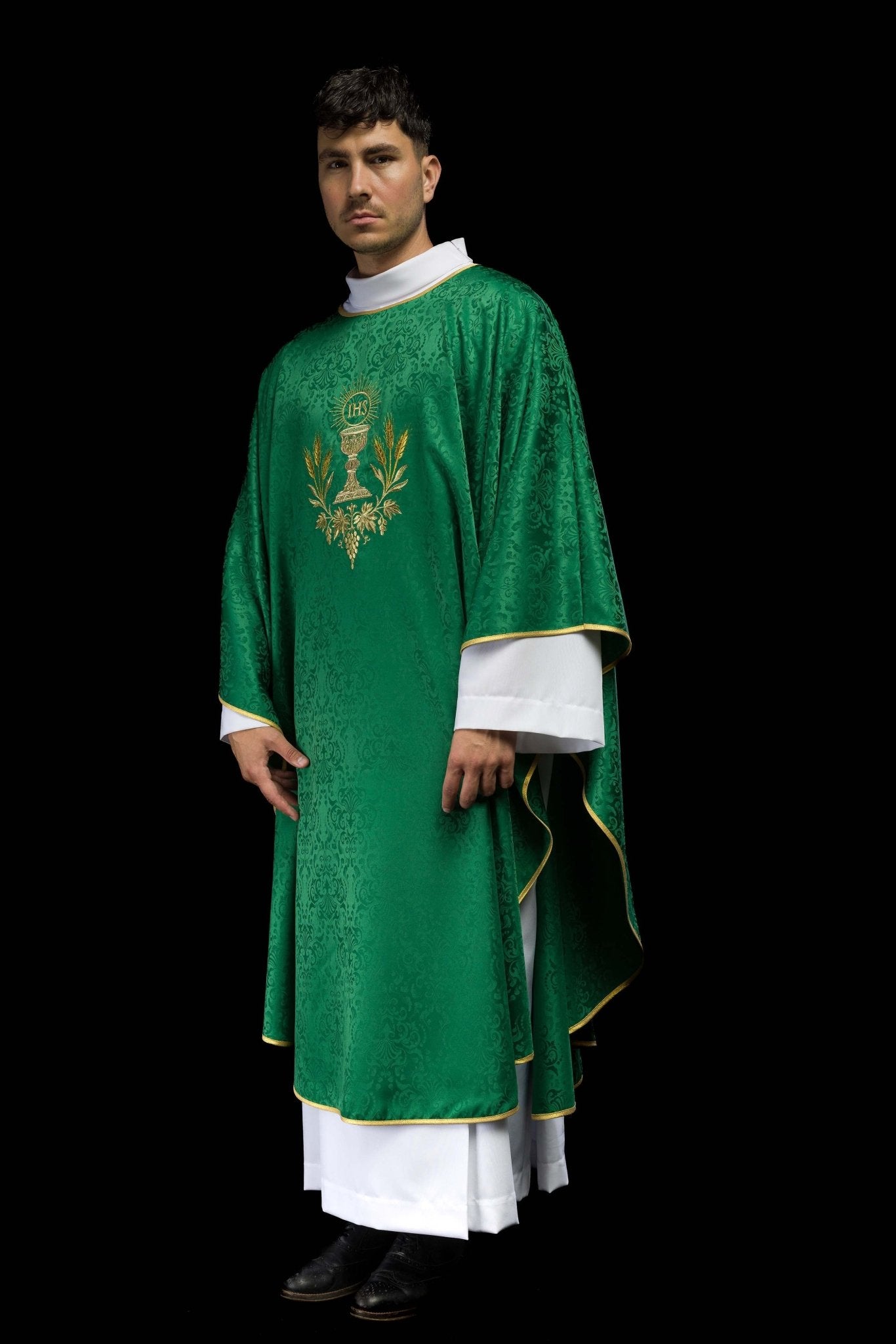 Casulla litúrgica verde con bordado de cáliz y hostia en tejido jacquard KOA/002/01/98 - CASULLAS.ES