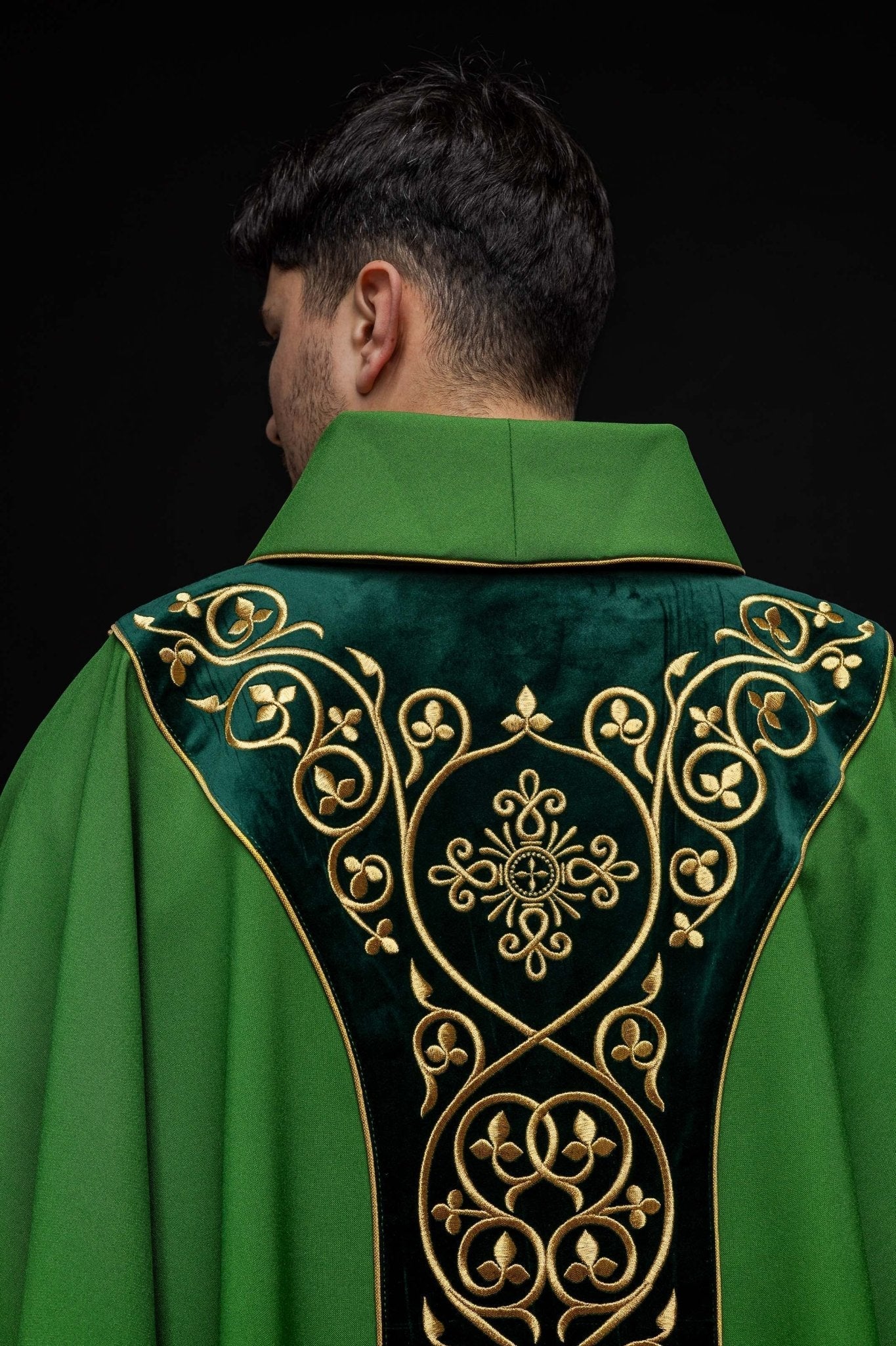 Casulla litúrgica verde con bordado en terciopelo KOR/169/01 - CASULLAS.ES