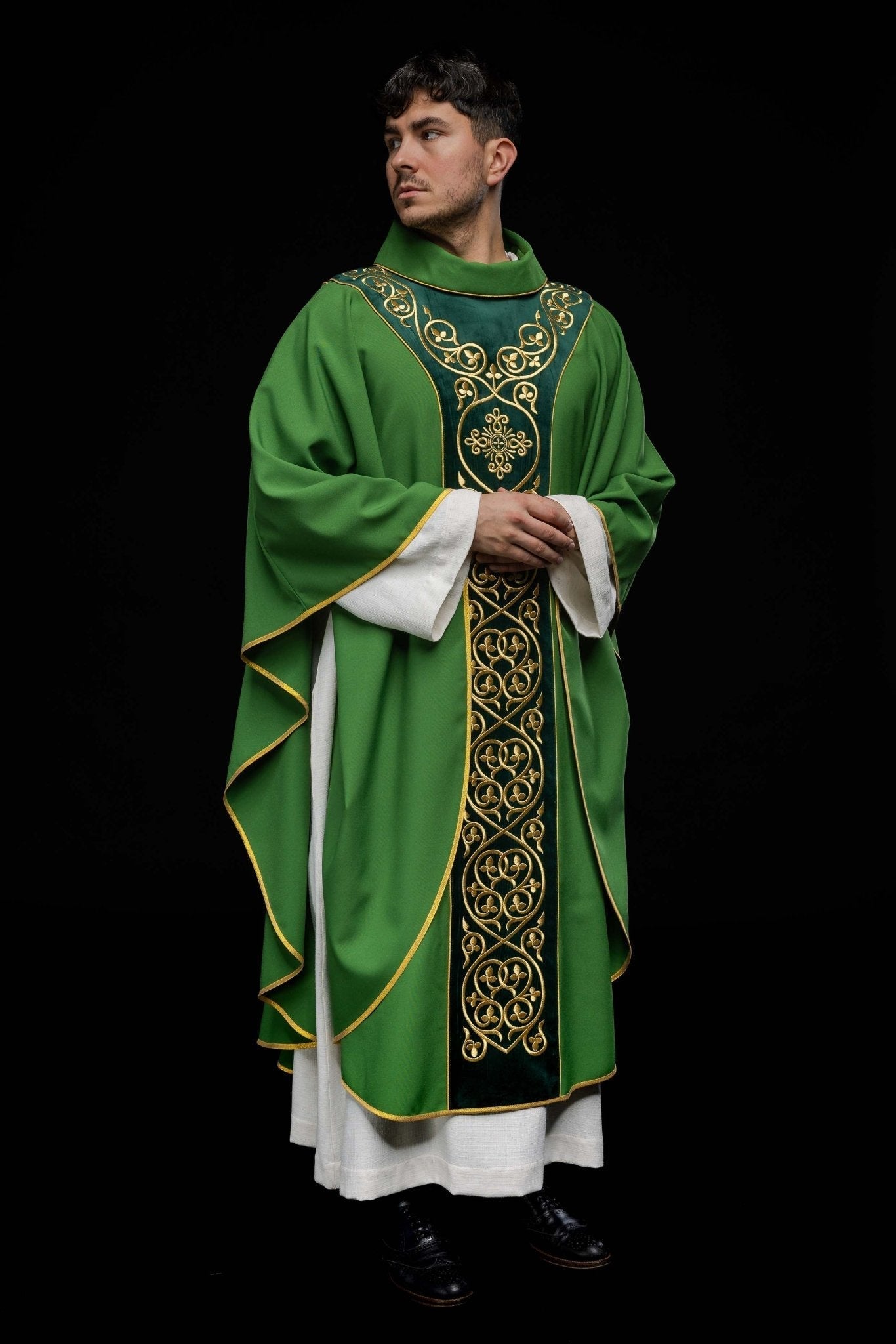 Casulla litúrgica verde con bordado en terciopelo KOR/169/01 - CASULLAS.ES