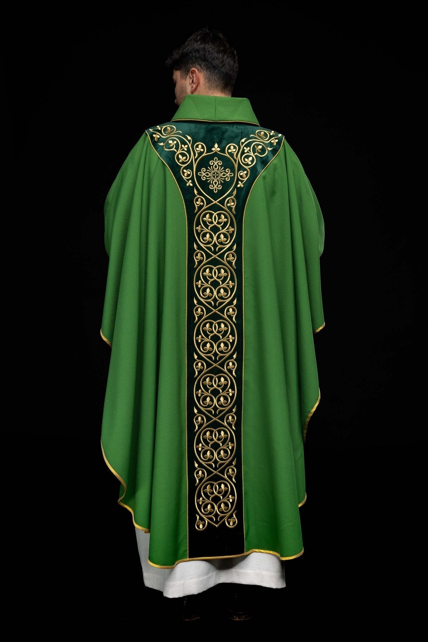 Casulla litúrgica verde con bordado en terciopelo KOR/169/01 - CASULLAS.ES