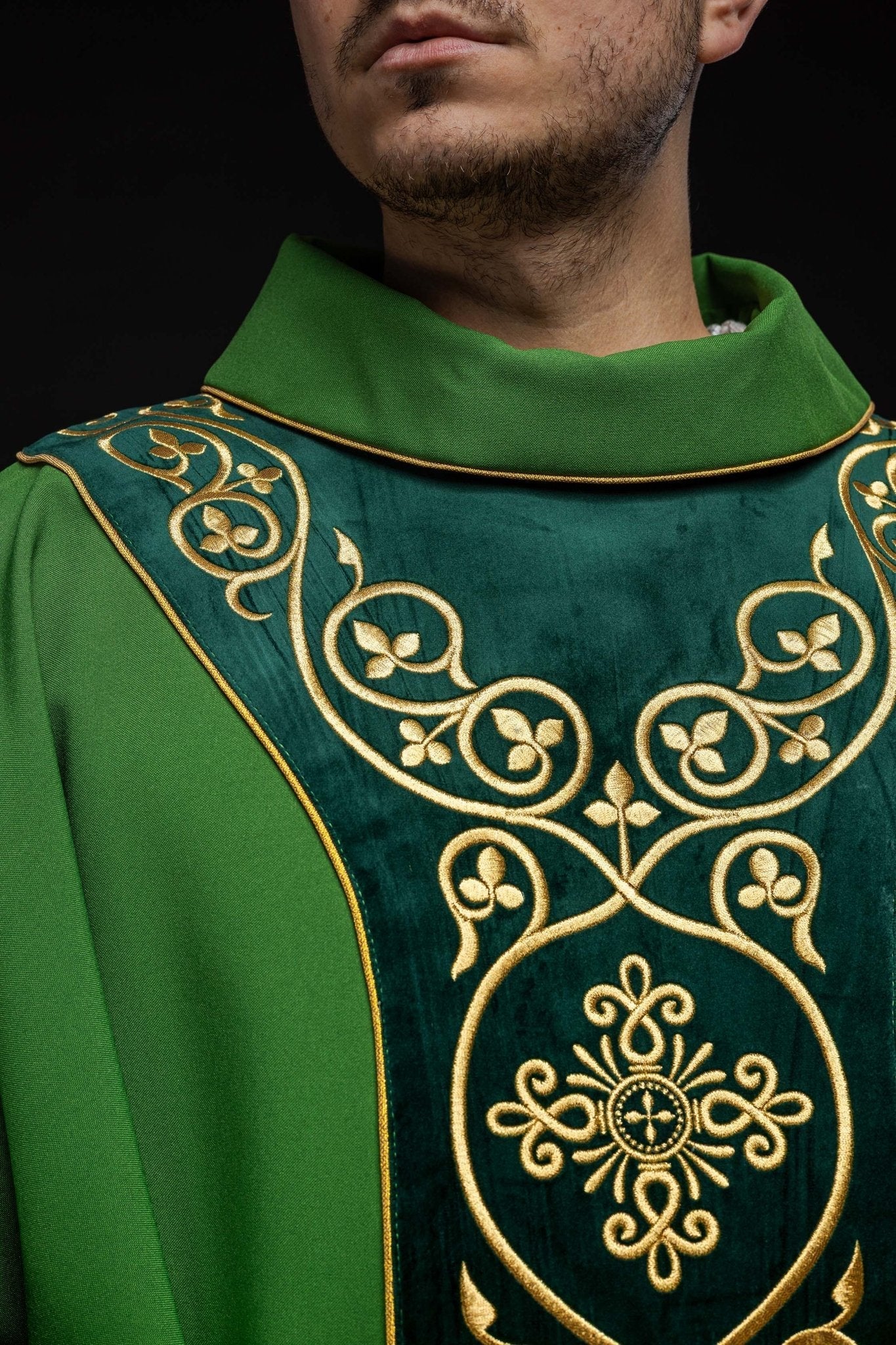 Casulla litúrgica verde con bordado en terciopelo KOR/169/01 - CASULLAS.ES