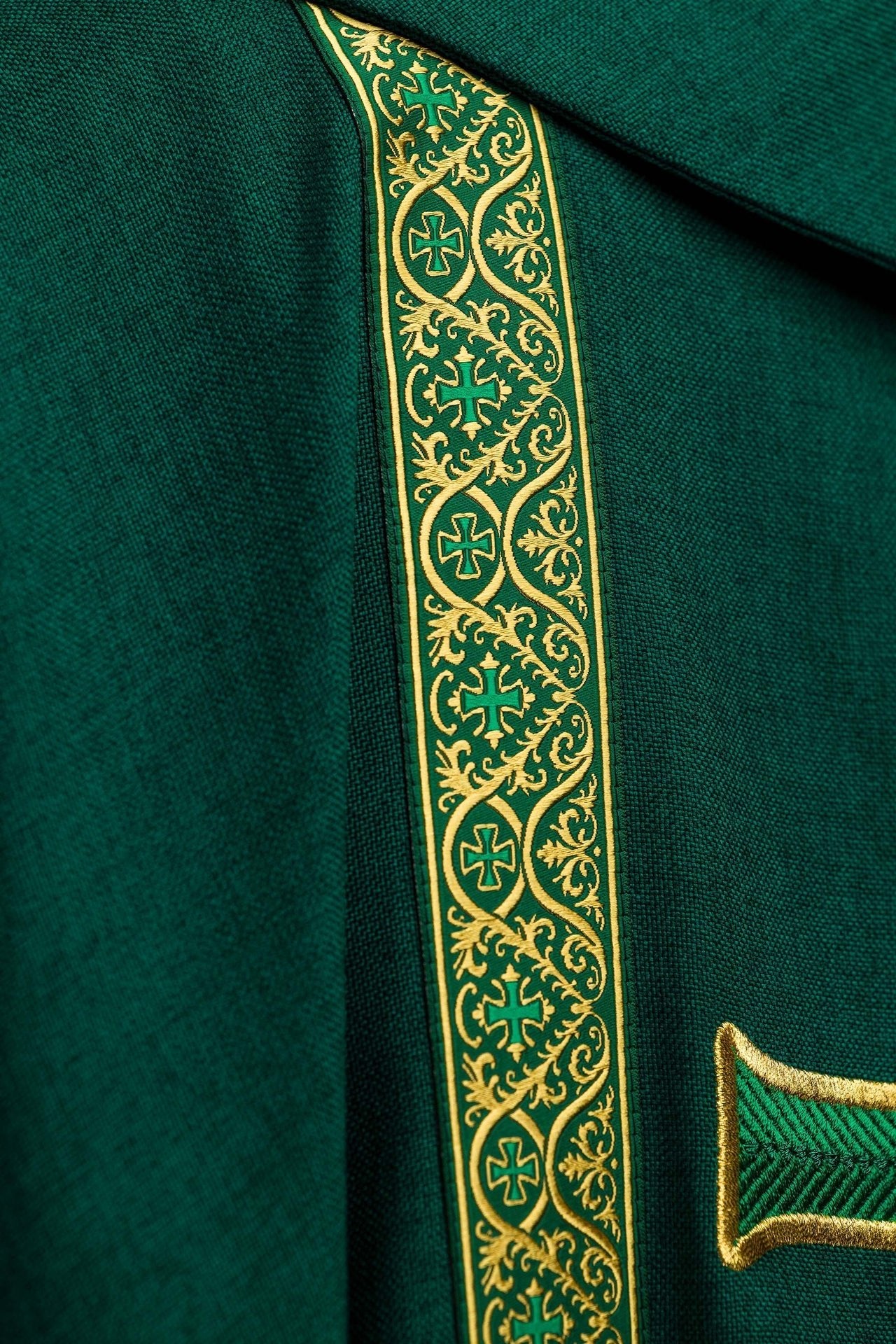 Casulla litúrgica verde con cruz bordada y bandas de jacquard KOR/975/01/70 - CASULLAS.ES