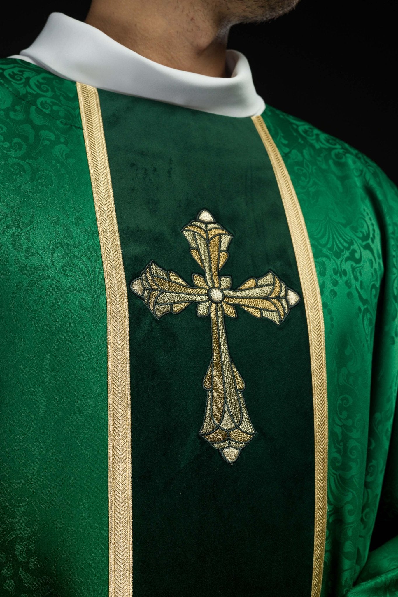 Casulla litúrgica verde con estola y bordado de cruz en tejido jacquard KOA/007/01/98 - CASULLAS.ES