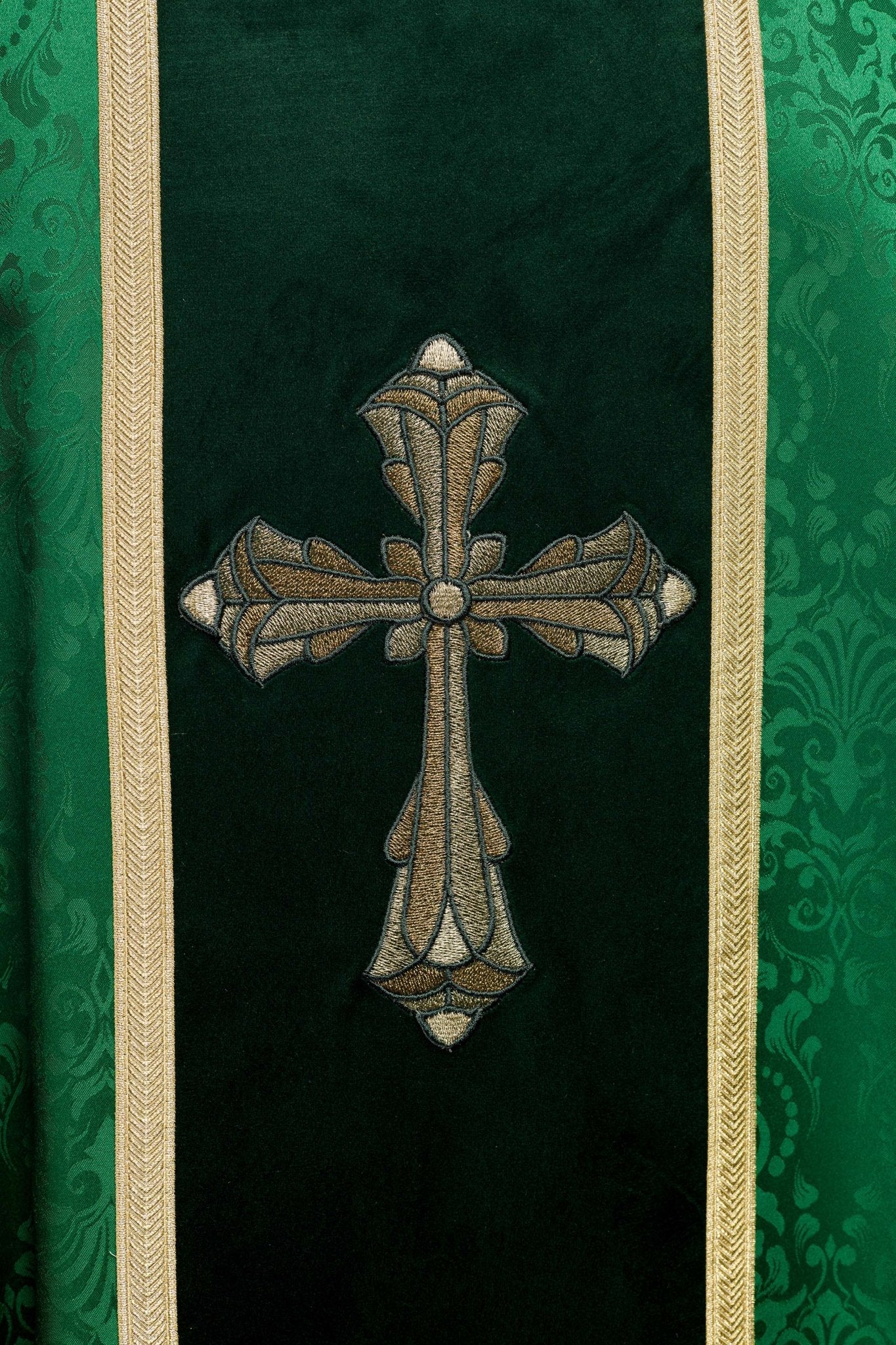 Casulla litúrgica verde con estola y bordado de cruz en tejido jacquard KOA/007/01/98 - CASULLAS.ES