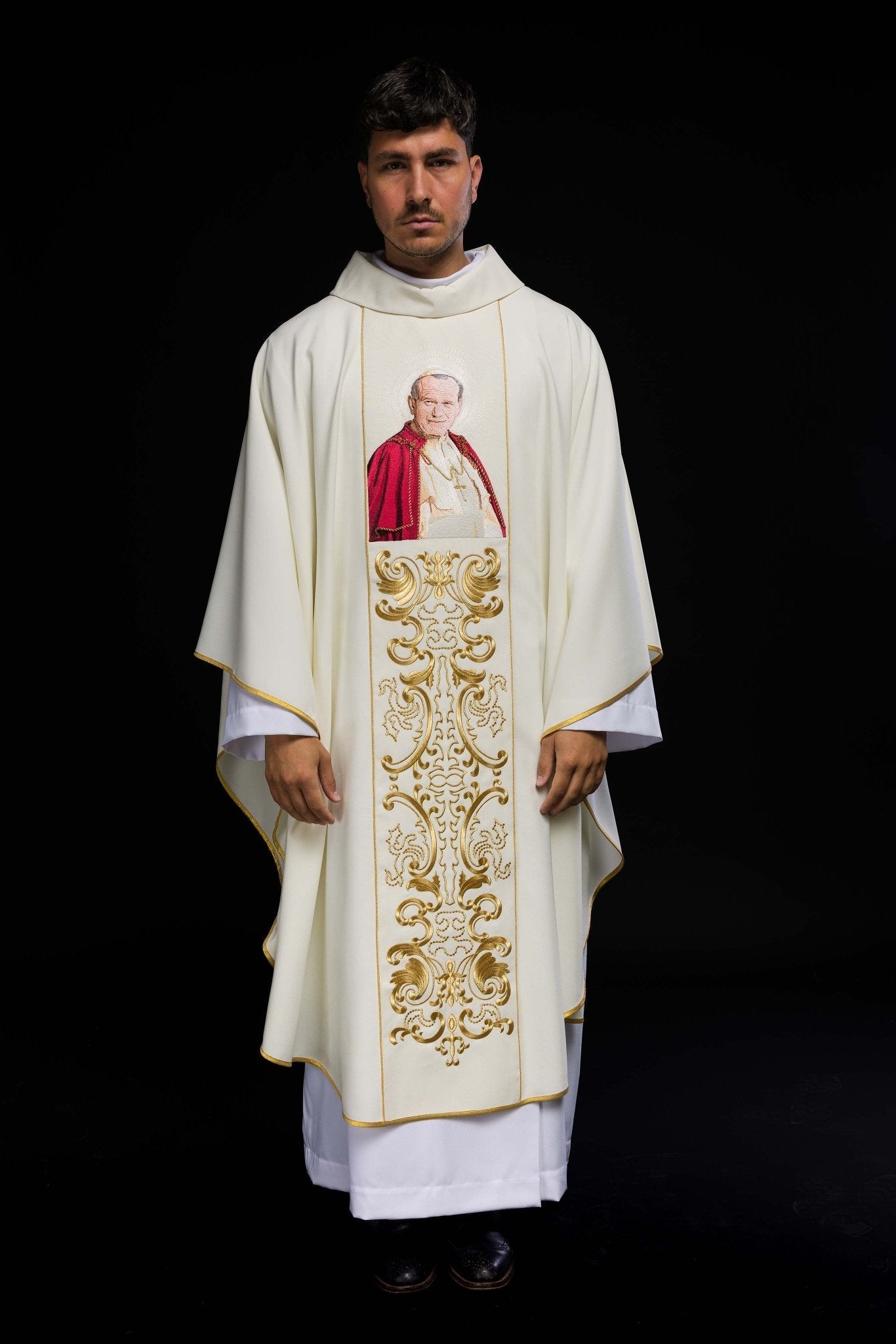 Casulla marfil con bordado del Papa Juan Pablo II KOR/096/05/01 ECRU - CASULLAS.ES