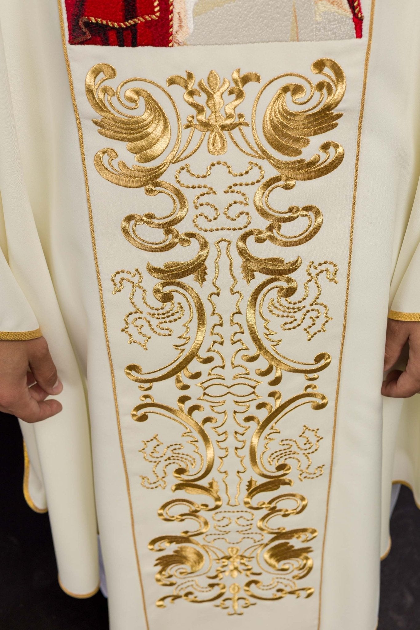 Casulla marfil con bordado del Papa Juan Pablo II KOR/096/05/01 ECRU - CASULLAS.ES