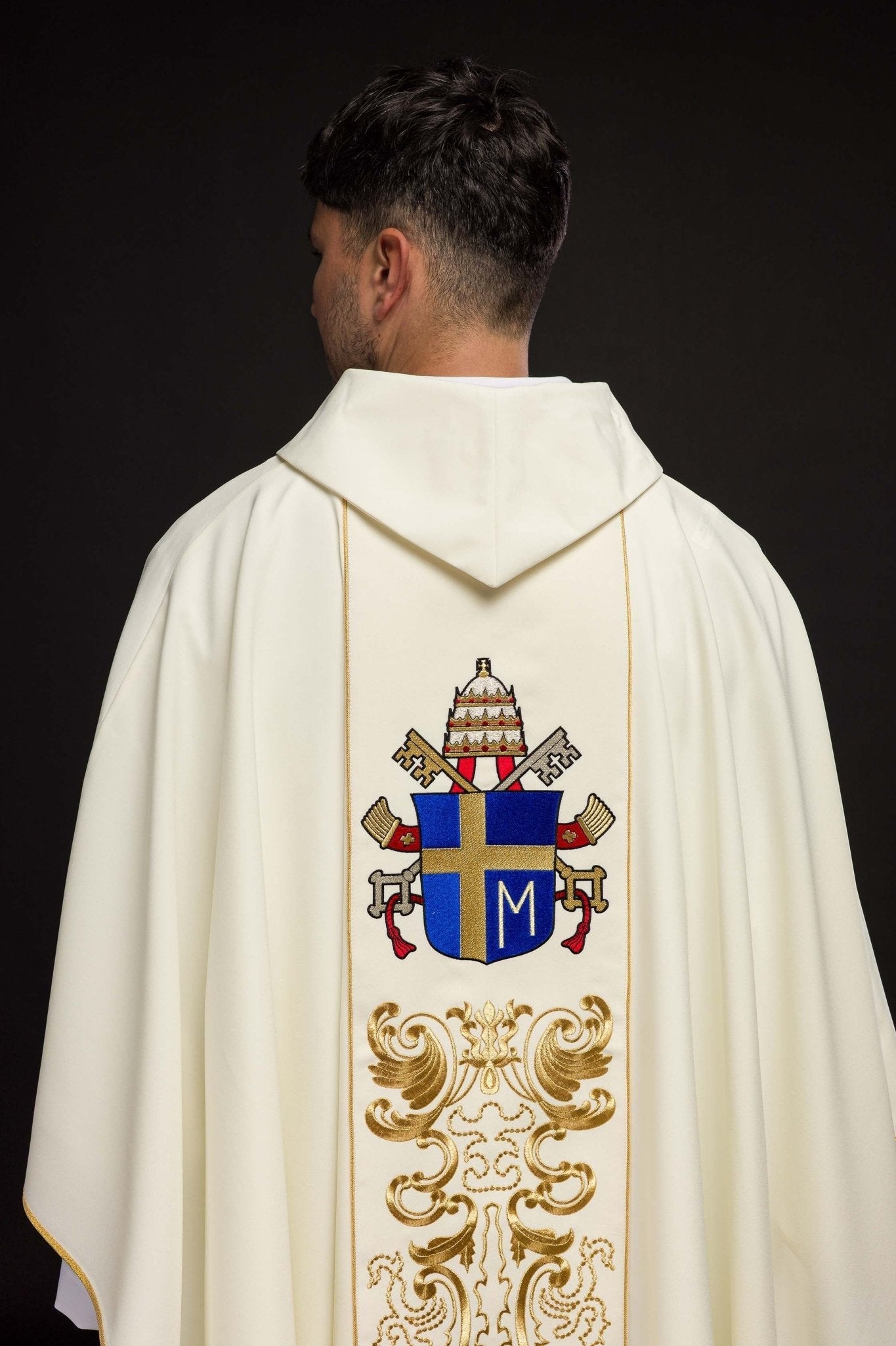 Casulla marfil con bordado del Papa Juan Pablo II KOR/096/05/01 ECRU - CASULLAS.ES