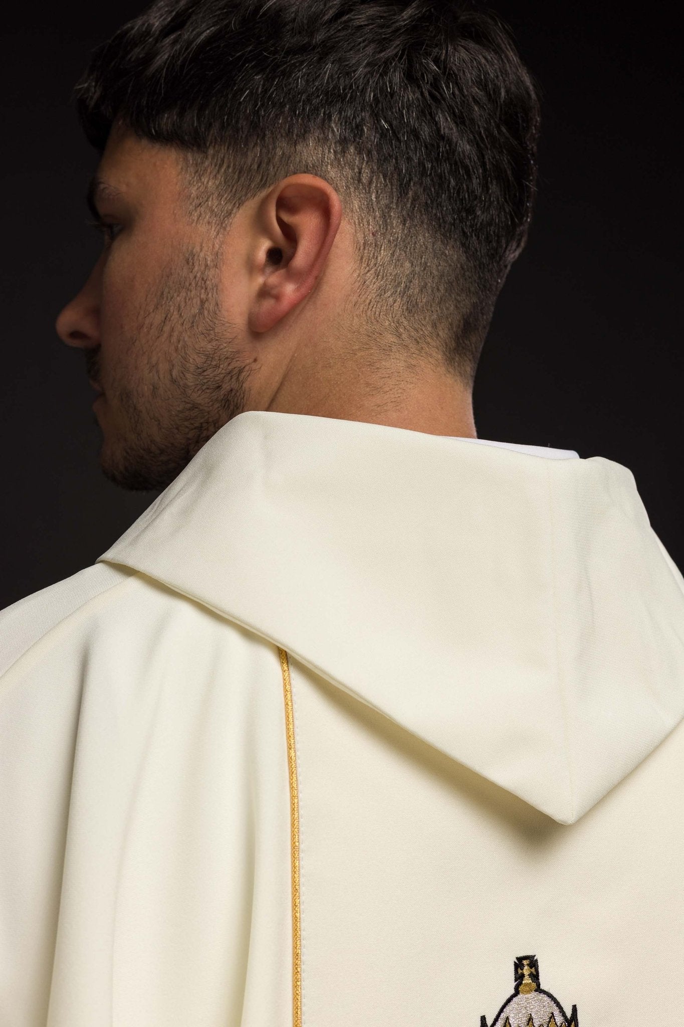 Casulla marfil con bordado del Papa Juan Pablo II KOR/096/05/01 ECRU - CASULLAS.ES