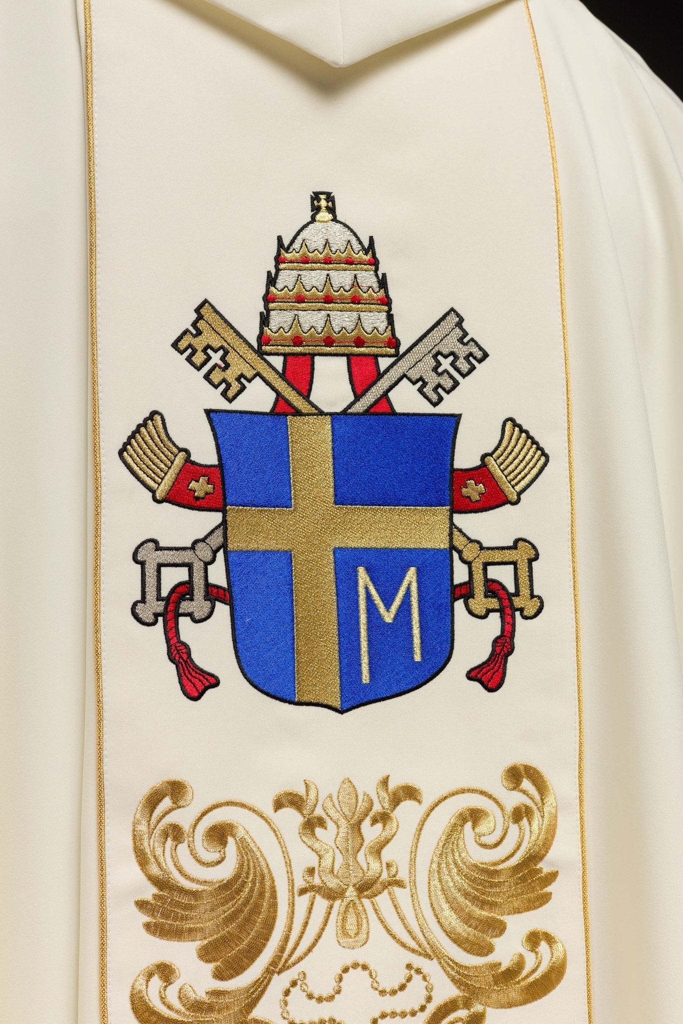 Casulla marfil con bordado del Papa Juan Pablo II KOR/096/05/01 ECRU - CASULLAS.ES