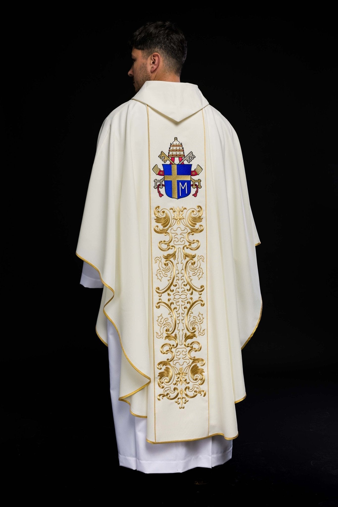 Casulla marfil con bordado del Papa Juan Pablo II KOR/096/05/01 ECRU - CASULLAS.ES