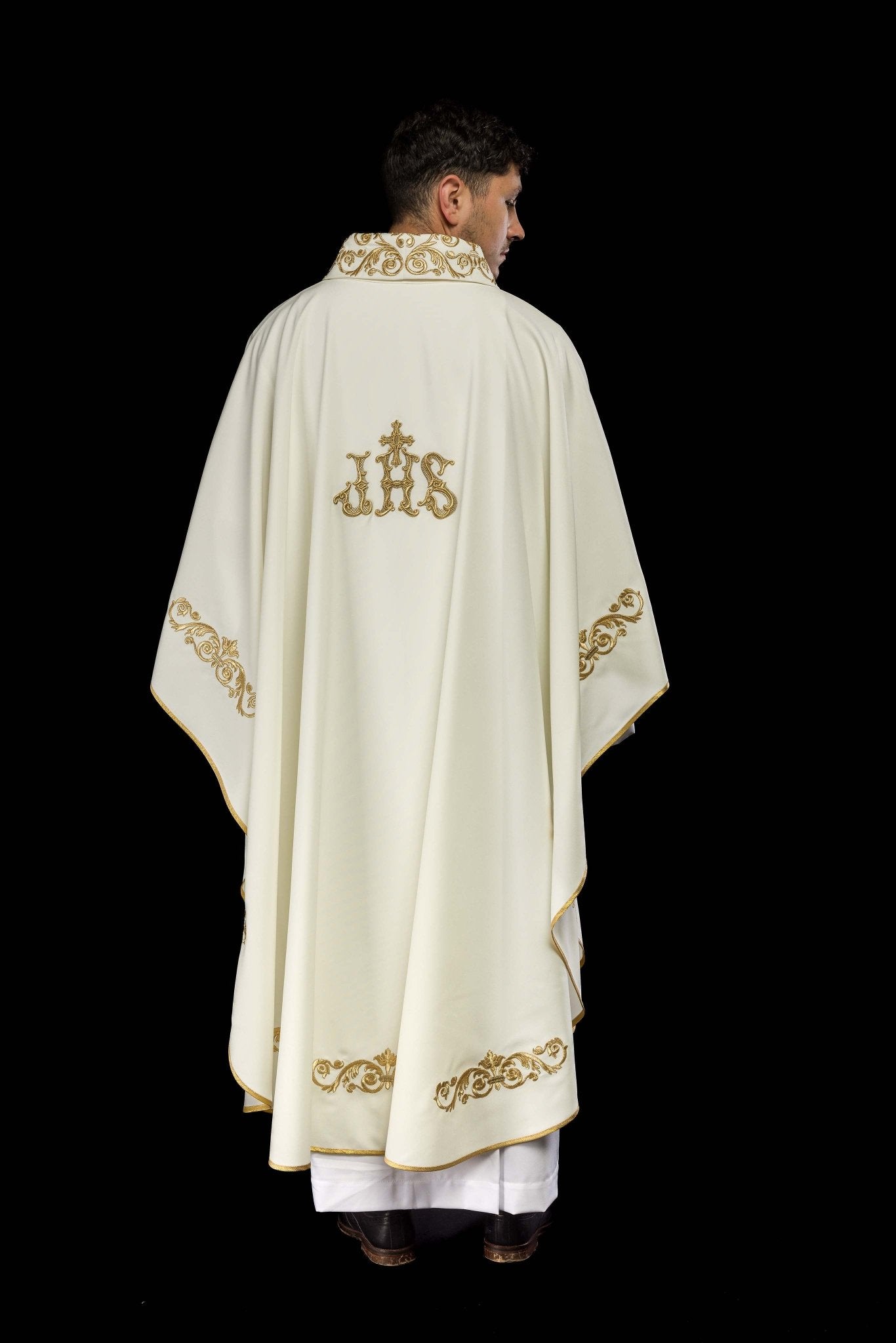 Casulla marfil con bordado Floral e IHS KOR/157/05/01 ECRU - CASULLAS.ES