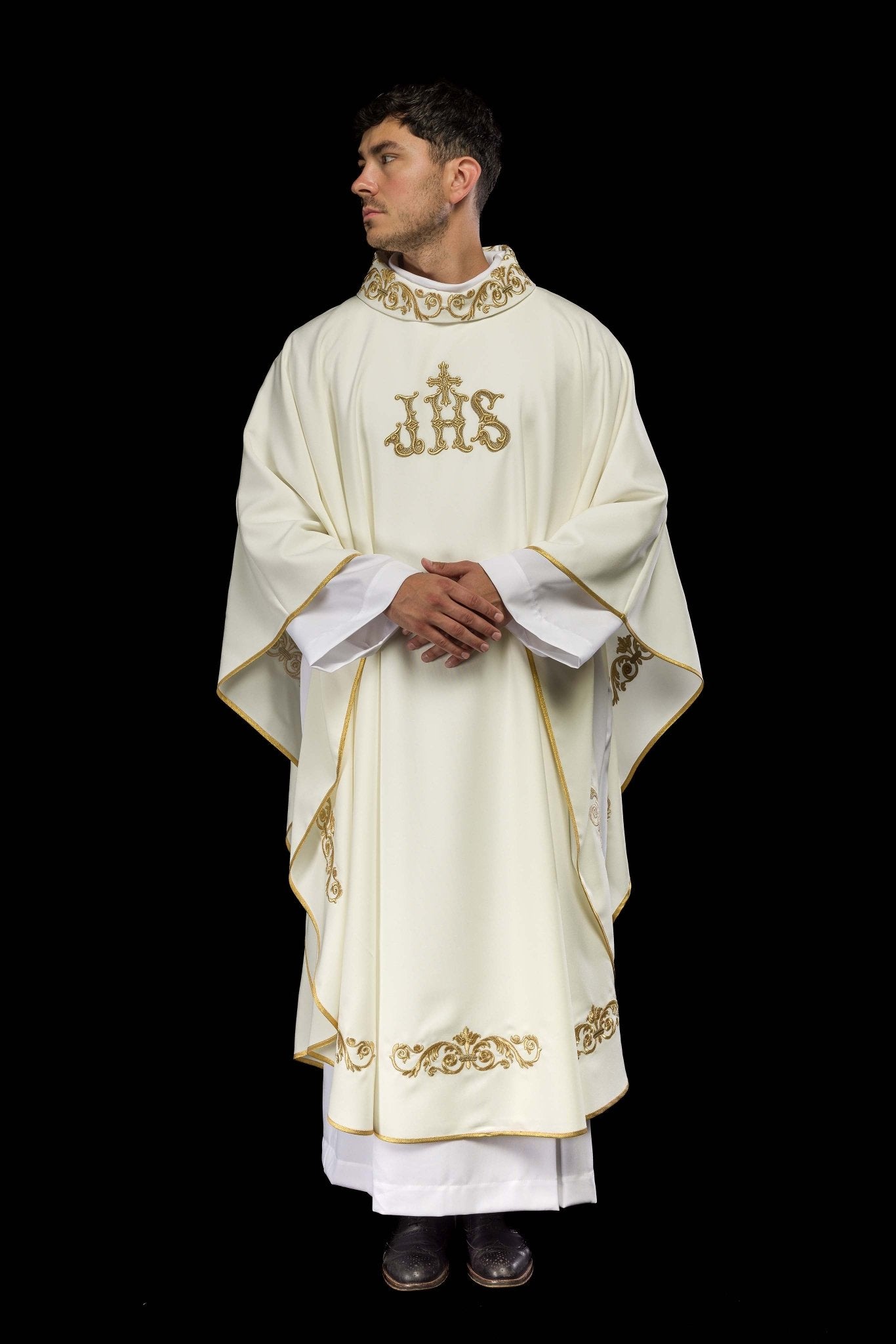 Casulla marfil con bordado Floral e IHS KOR/157/05/01 ECRU - CASULLAS.ES