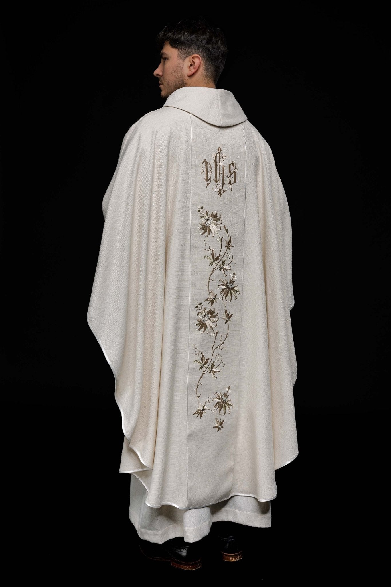 Casulla marfil con bordado IHS KOR/215/05/49 ECRU - CASULLAS.ES