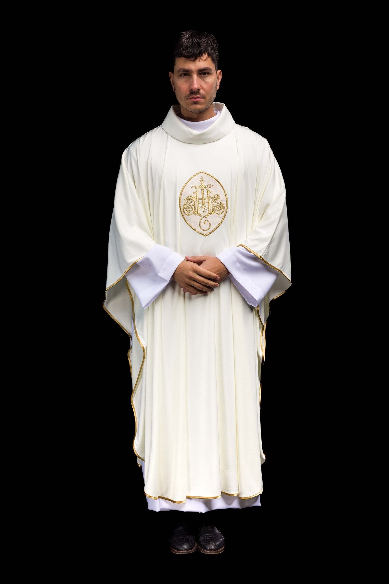 Casulla marfil con bordado IHS; tejido de punto KOR/388/05/78 - CASULLAS.ES