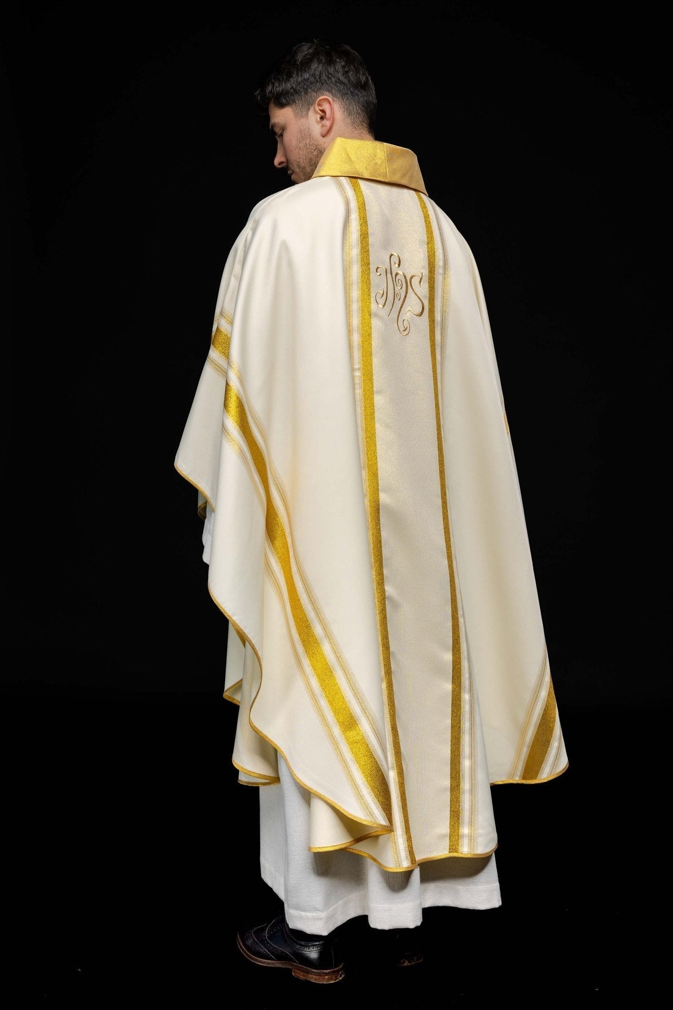 Casulla marfil con bordado IHS y rayas dorada KOR/183/05/27 ECRU - CASULLAS.ES