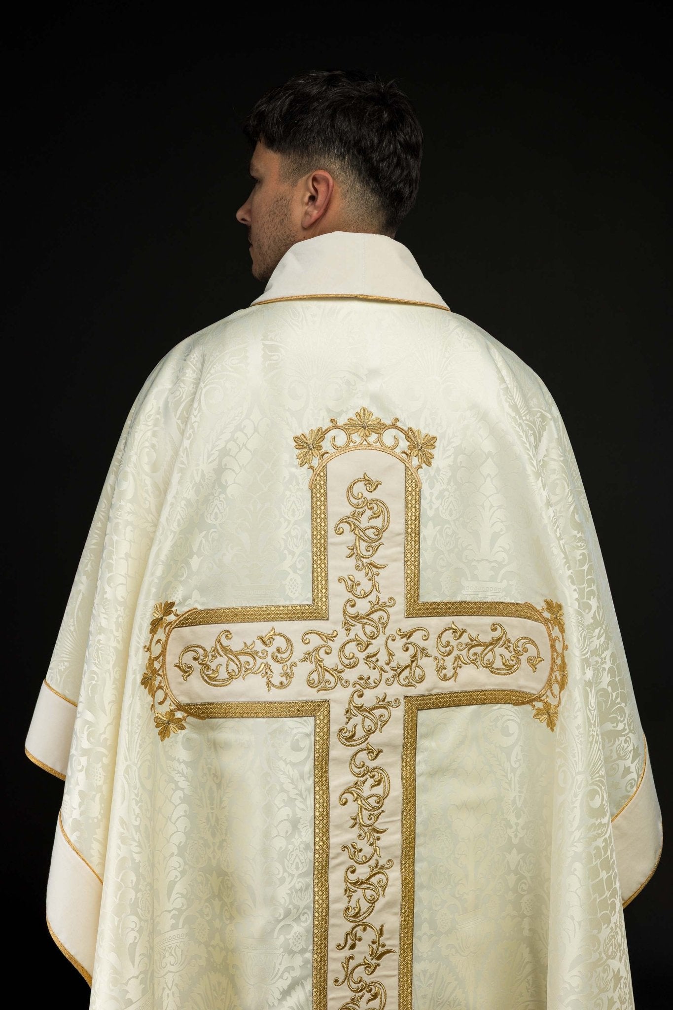 Casulla marfil con bordado Jesucristo, la tela decorativa KOR/190/05/83/PA ECRU - CASULLAS.ES