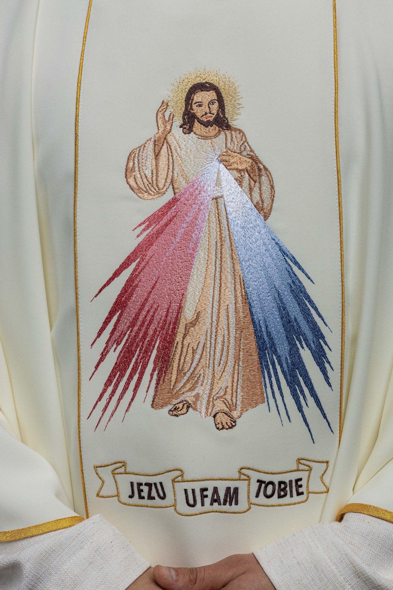 Casulla marfil con bordado Jesús misericordioso KOR/113/05/01 ECRU - CASULLAS.ES