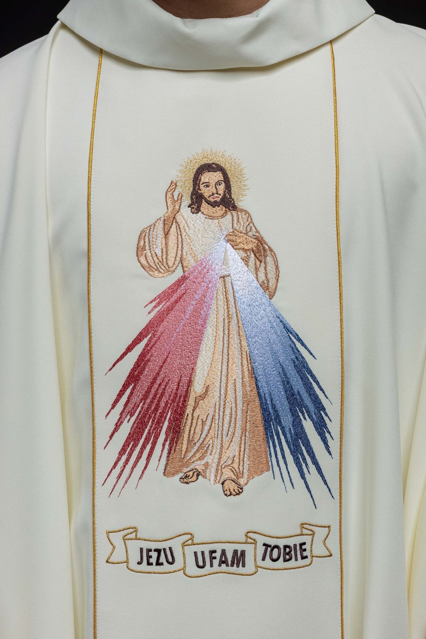 Casulla marfil con bordado Jesús misericordioso KOR/113/05/01 ECRU - CASULLAS.ES