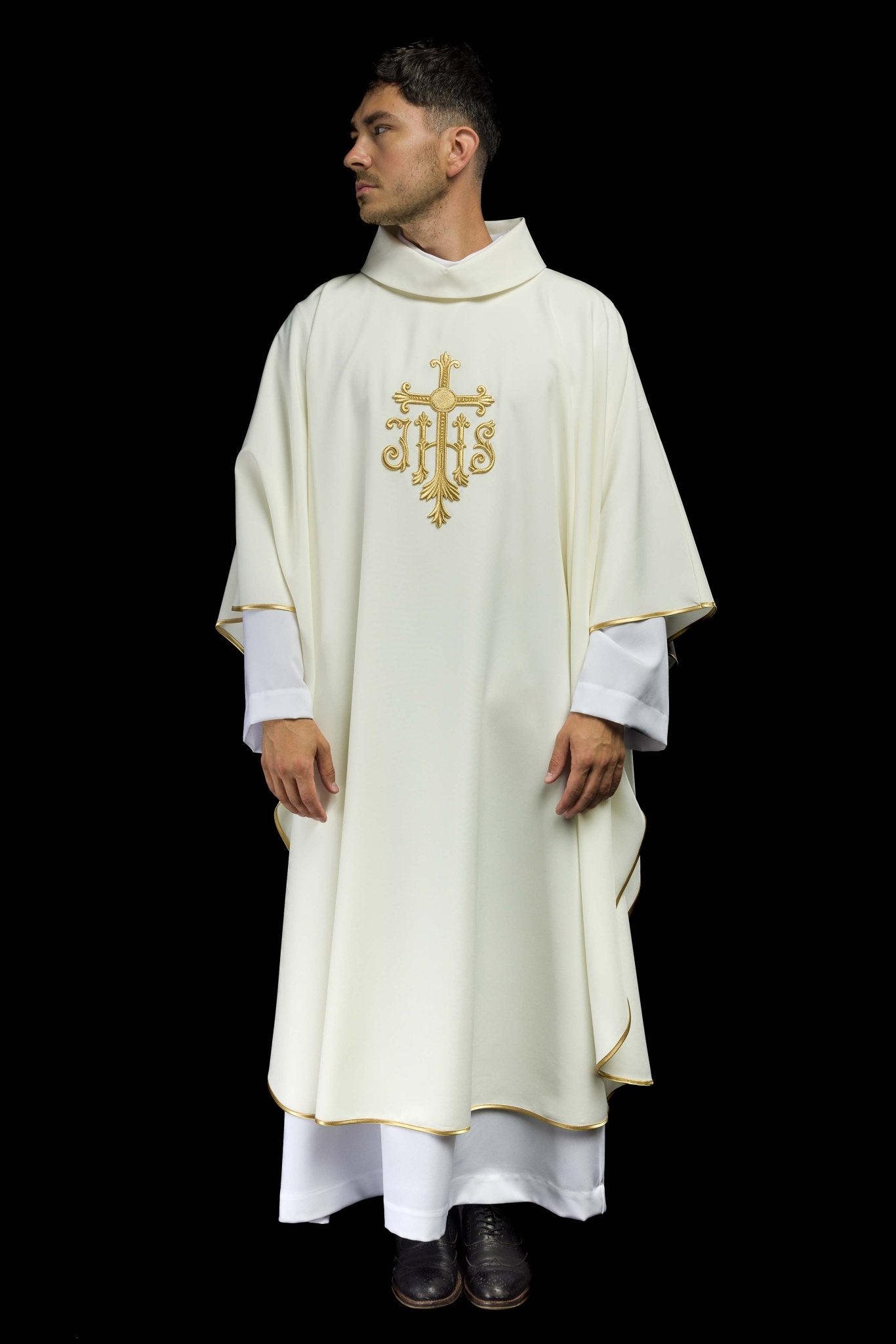 Casulla marfil con convexo bordado IHS KOR/255/05/12 - CASULLAS.ES