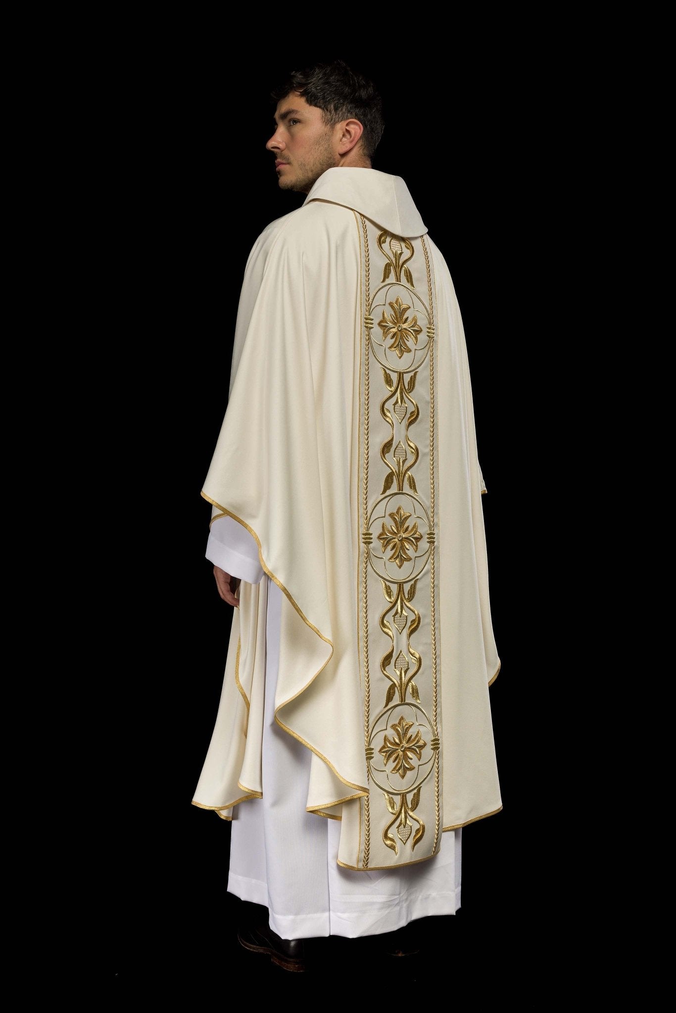 Casulla marfil con galón ricamente bordado KOR/267/05/53 - CASULLAS.ES