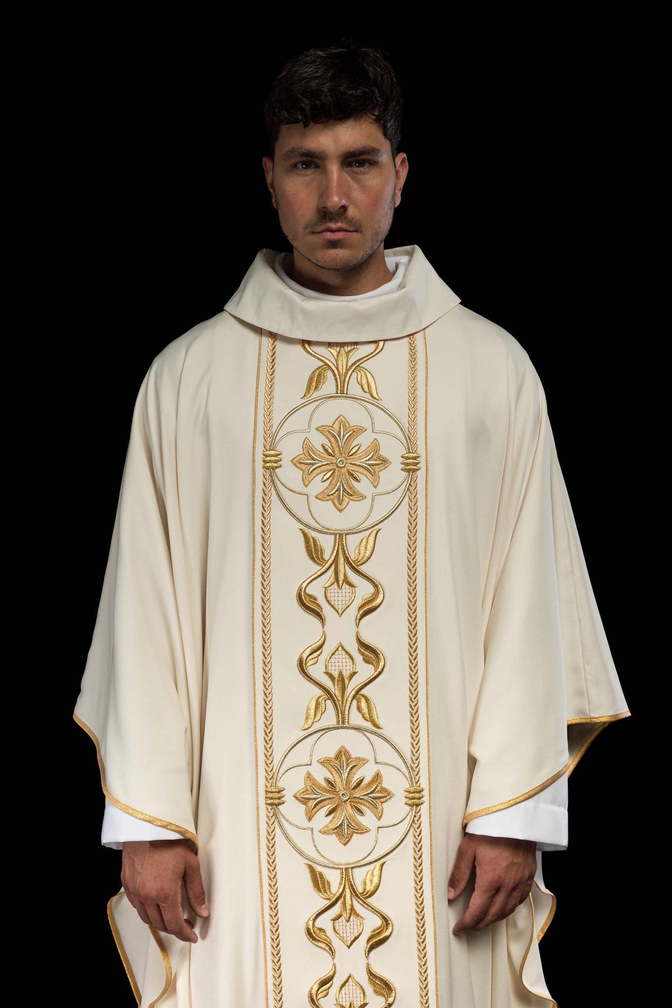 Casulla marfil con galón ricamente bordado KOR/267/05/53 - CASULLAS.ES