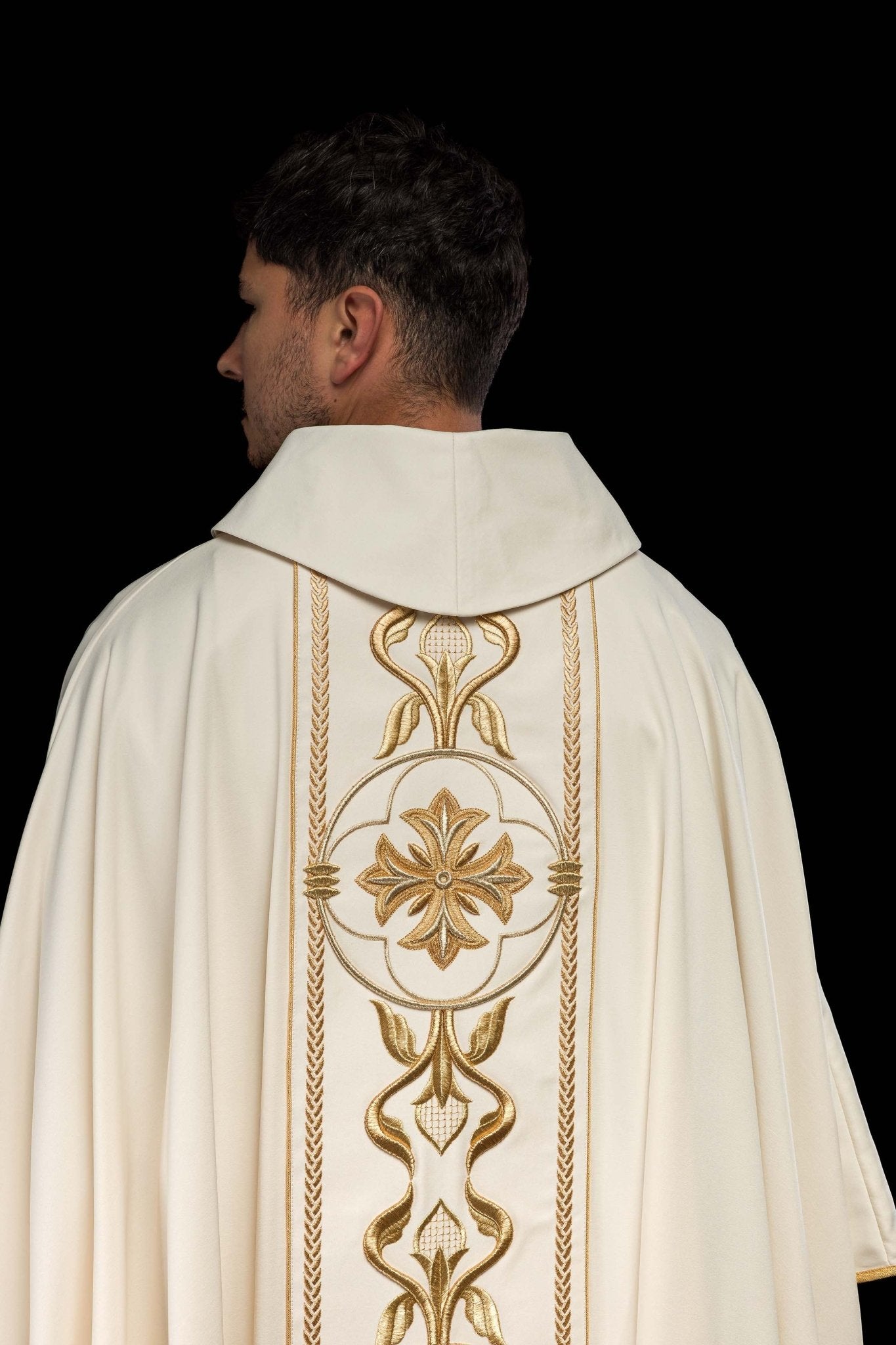 Casulla marfil con galón ricamente bordado KOR/267/05/53 - CASULLAS.ES