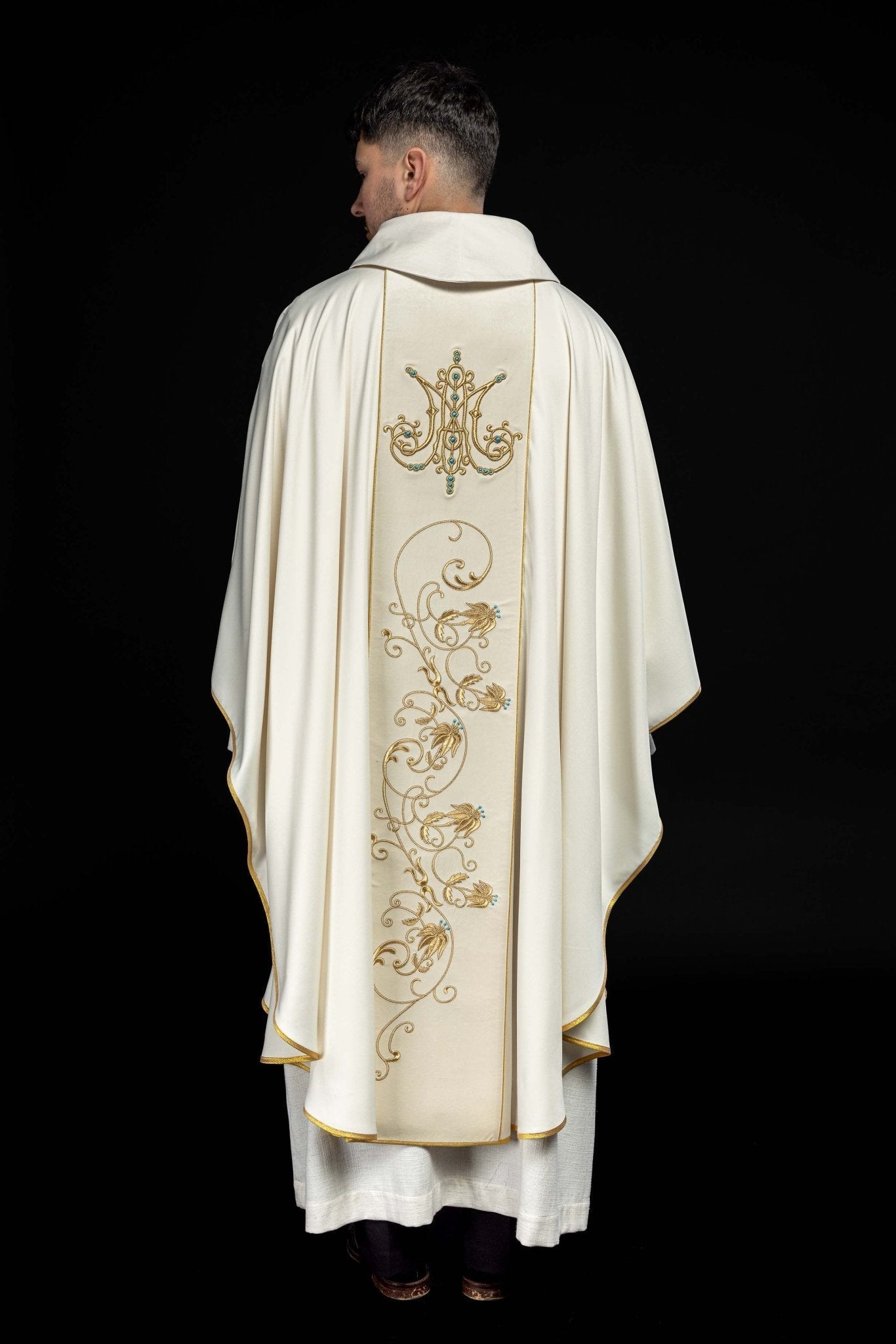 Casulla marfil con galón terciopelo KOR/372/05/53/PA ECRU - CASULLAS.ES